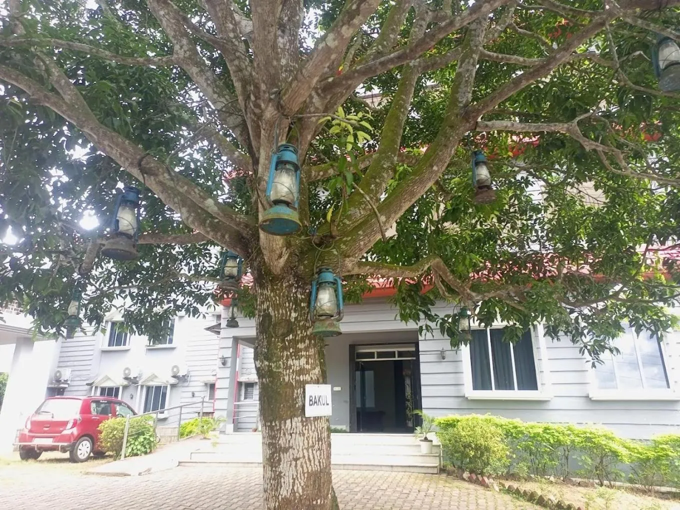 Garden in Lake Side Resort Neermahal