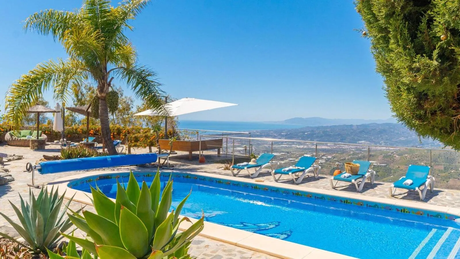Swimming pool in Casa del Alize Sayalonga by Ruralidays
