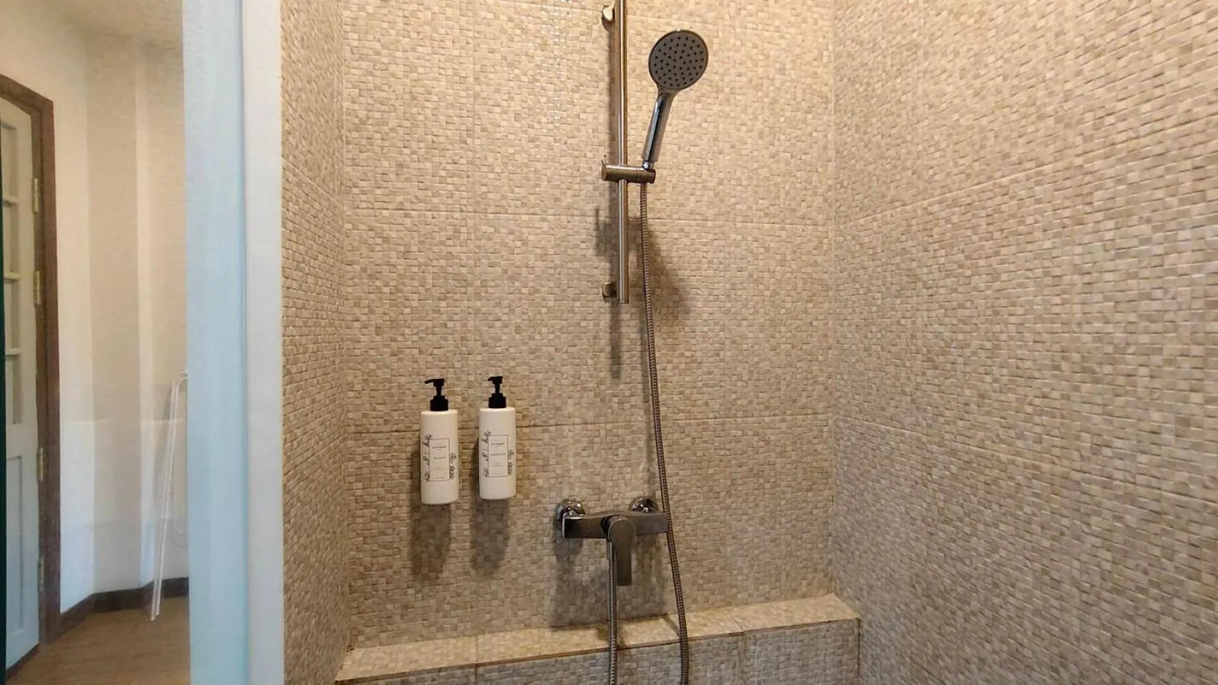 Shower in Sang Poy Cottage