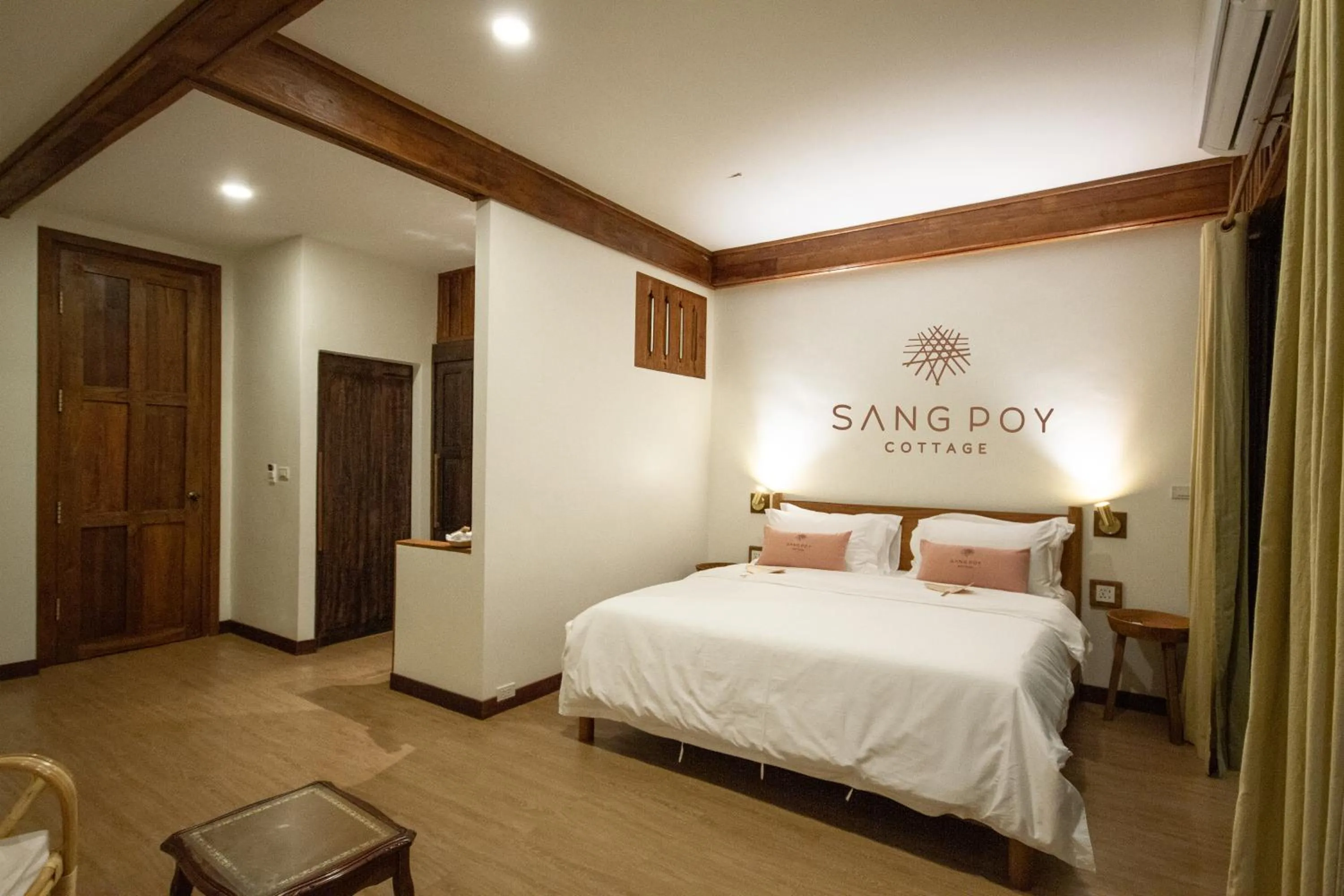 Photo of the whole room, Bed in Sang Poy Cottage