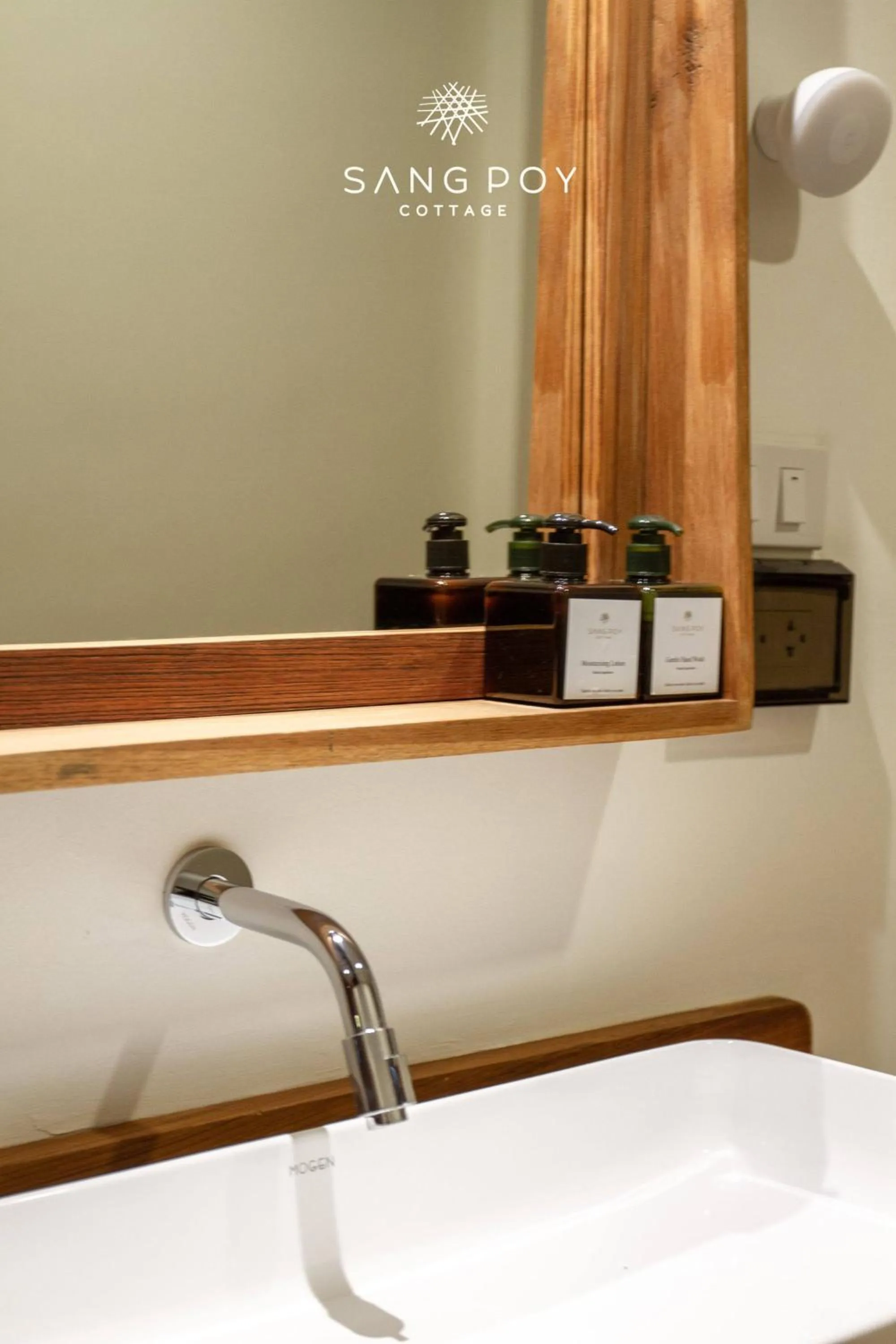 Bathroom, Bed in Sang Poy Cottage