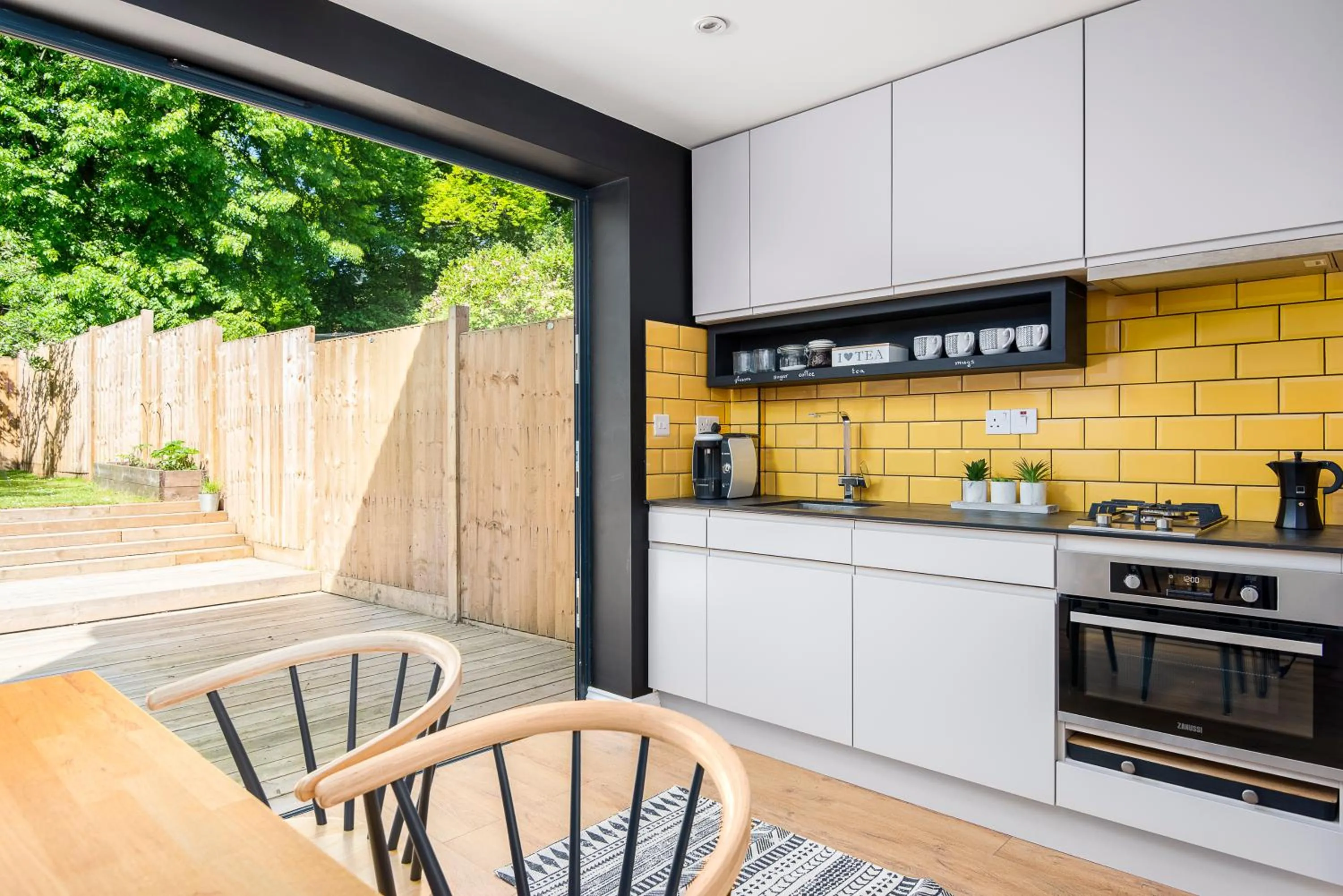 Kitchen or kitchenette in 2 bed house close to Town Centre