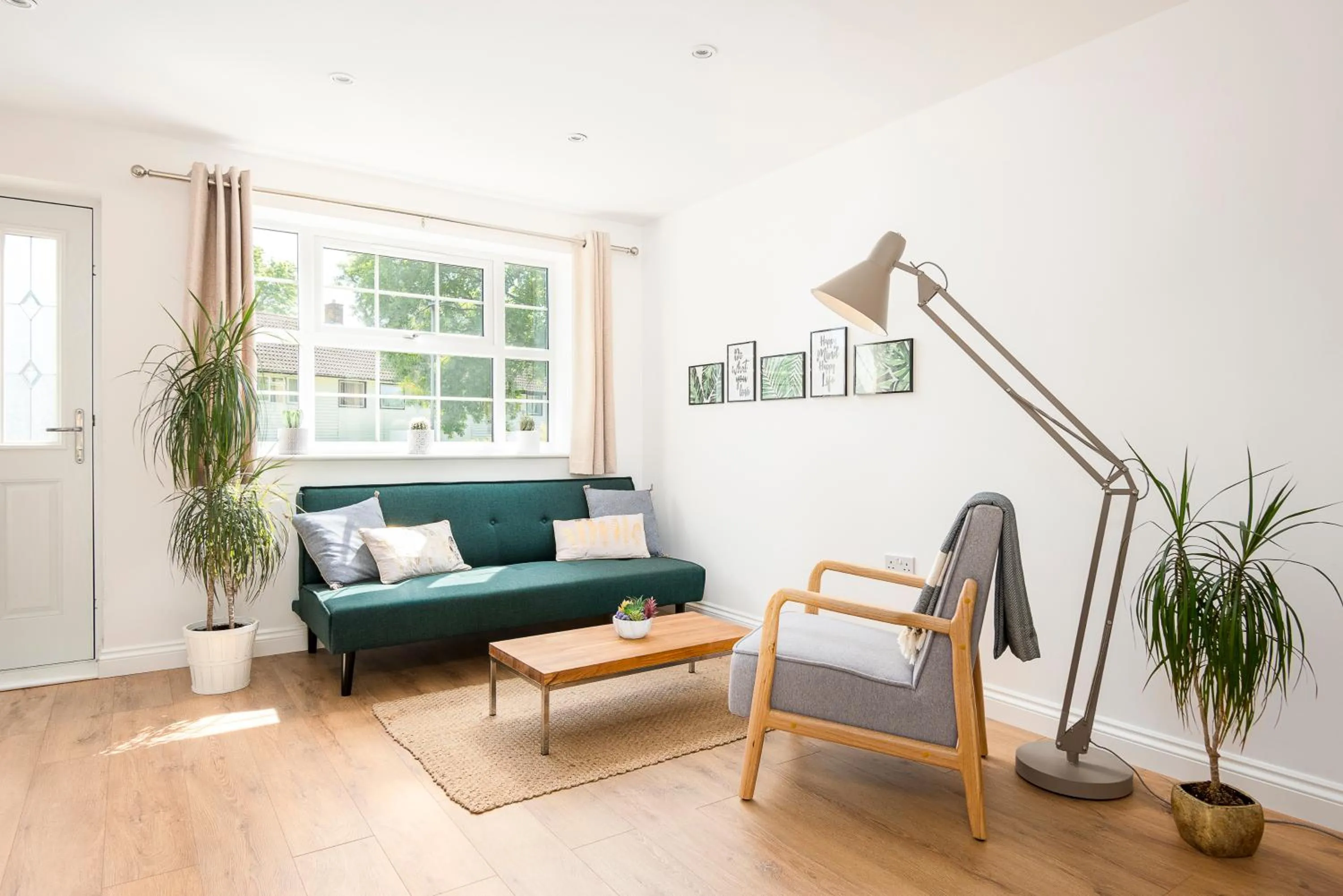 Living room in 2 bed house close to Town Centre