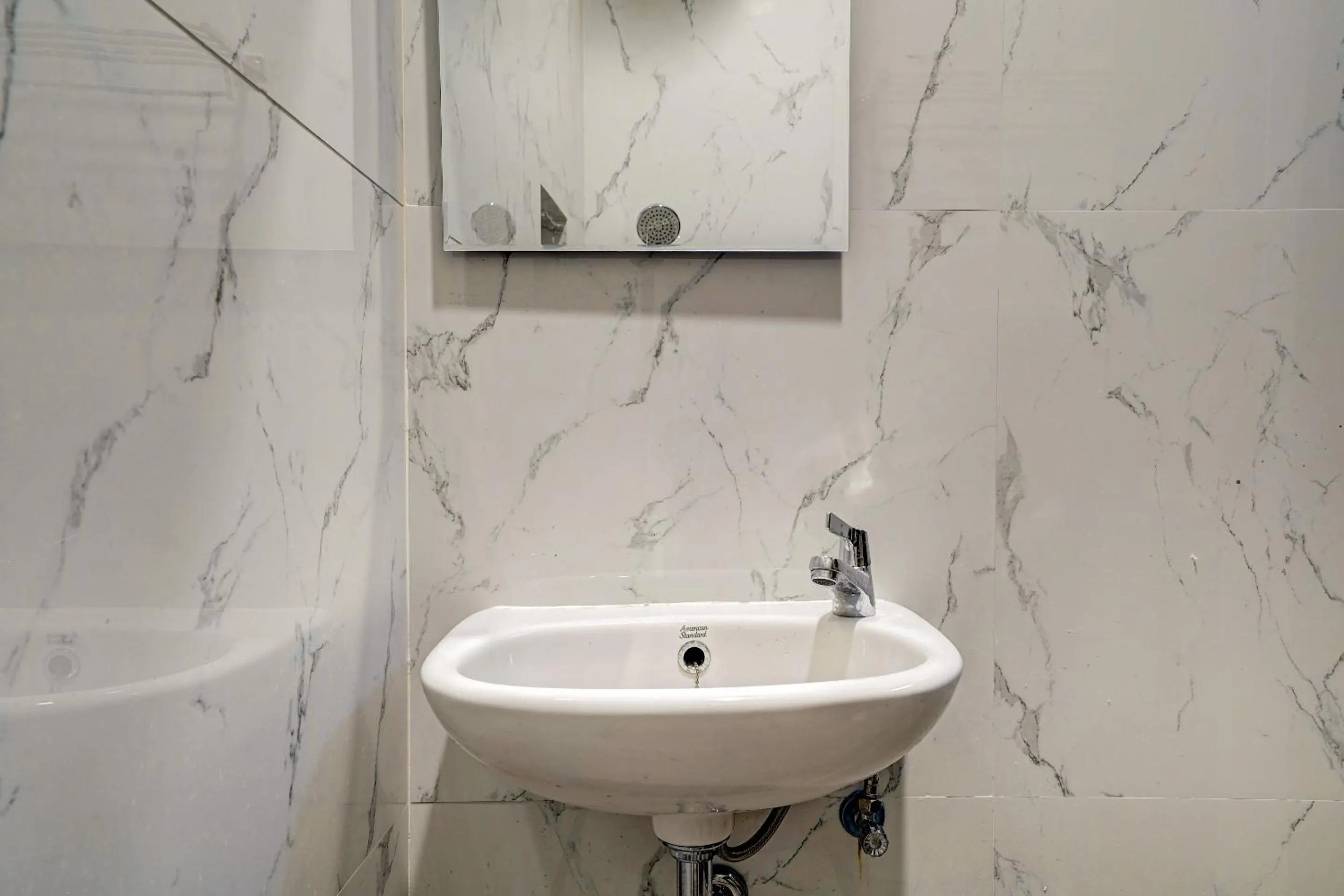 Bathroom in OYO Capital O 90164 La'rissa Residence