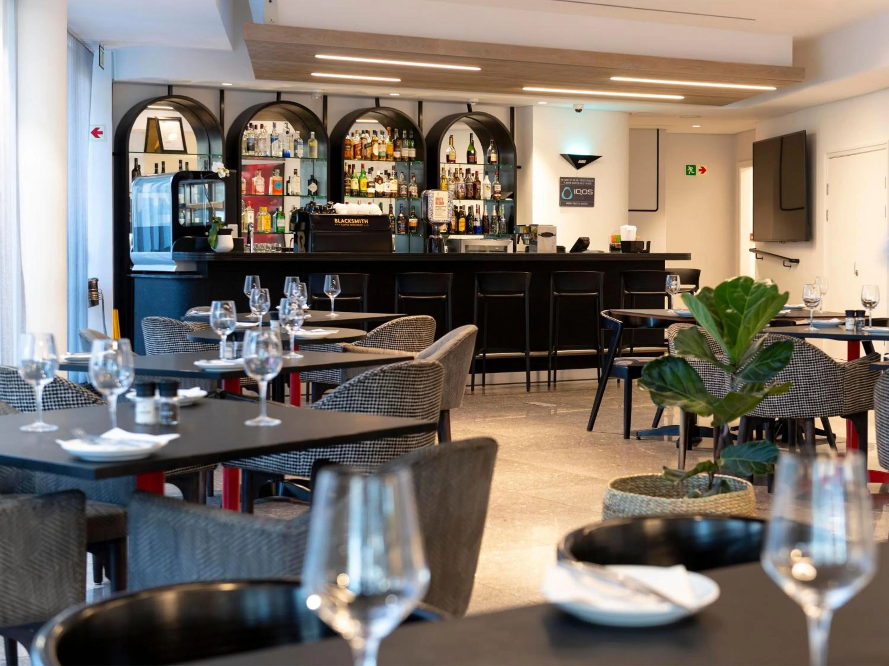 Lounge or bar in ANEW Hotel Green Point Cape Town