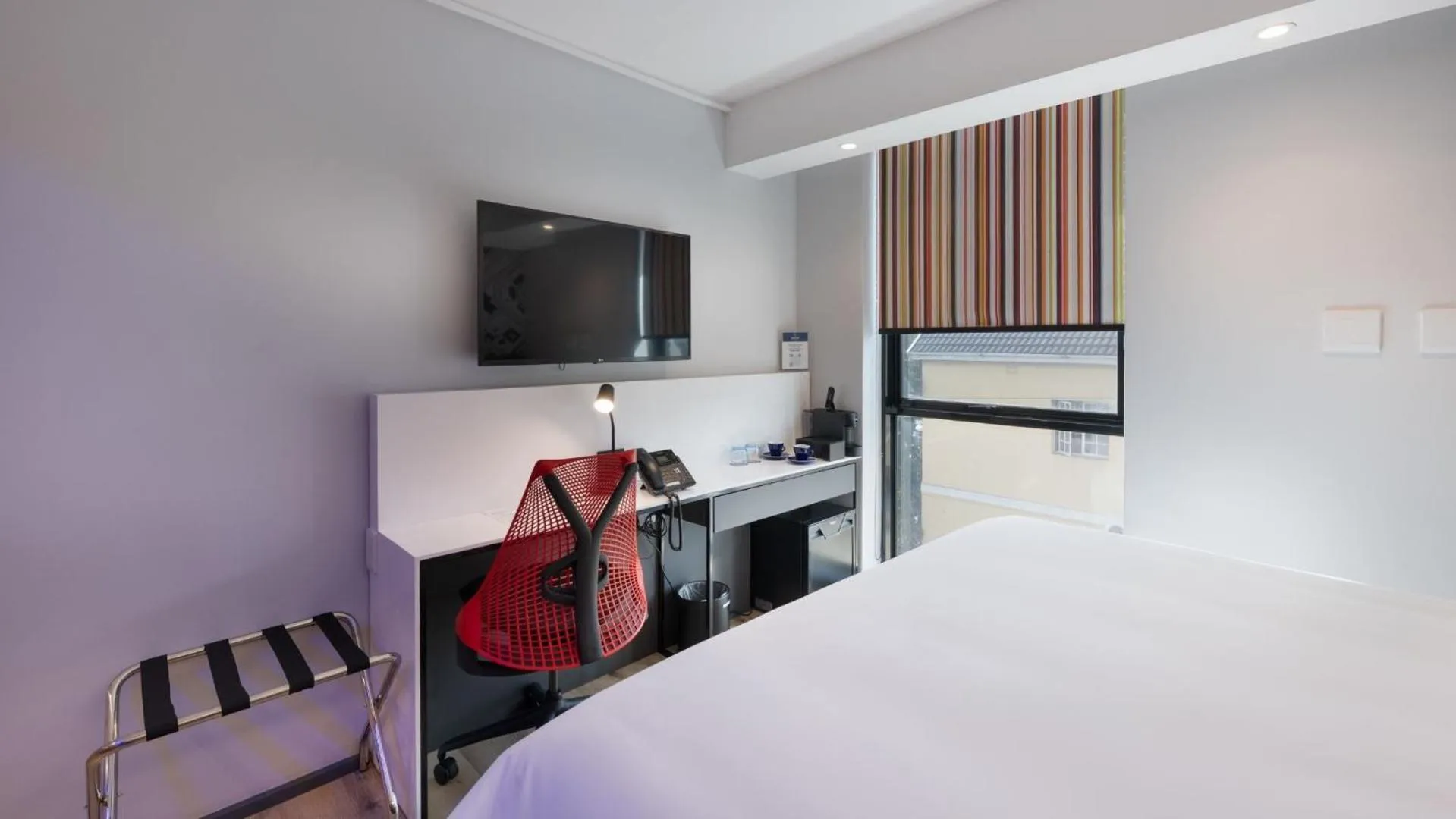 Communal lounge/ TV room, Bed in ANEW Hotel Green Point Cape Town