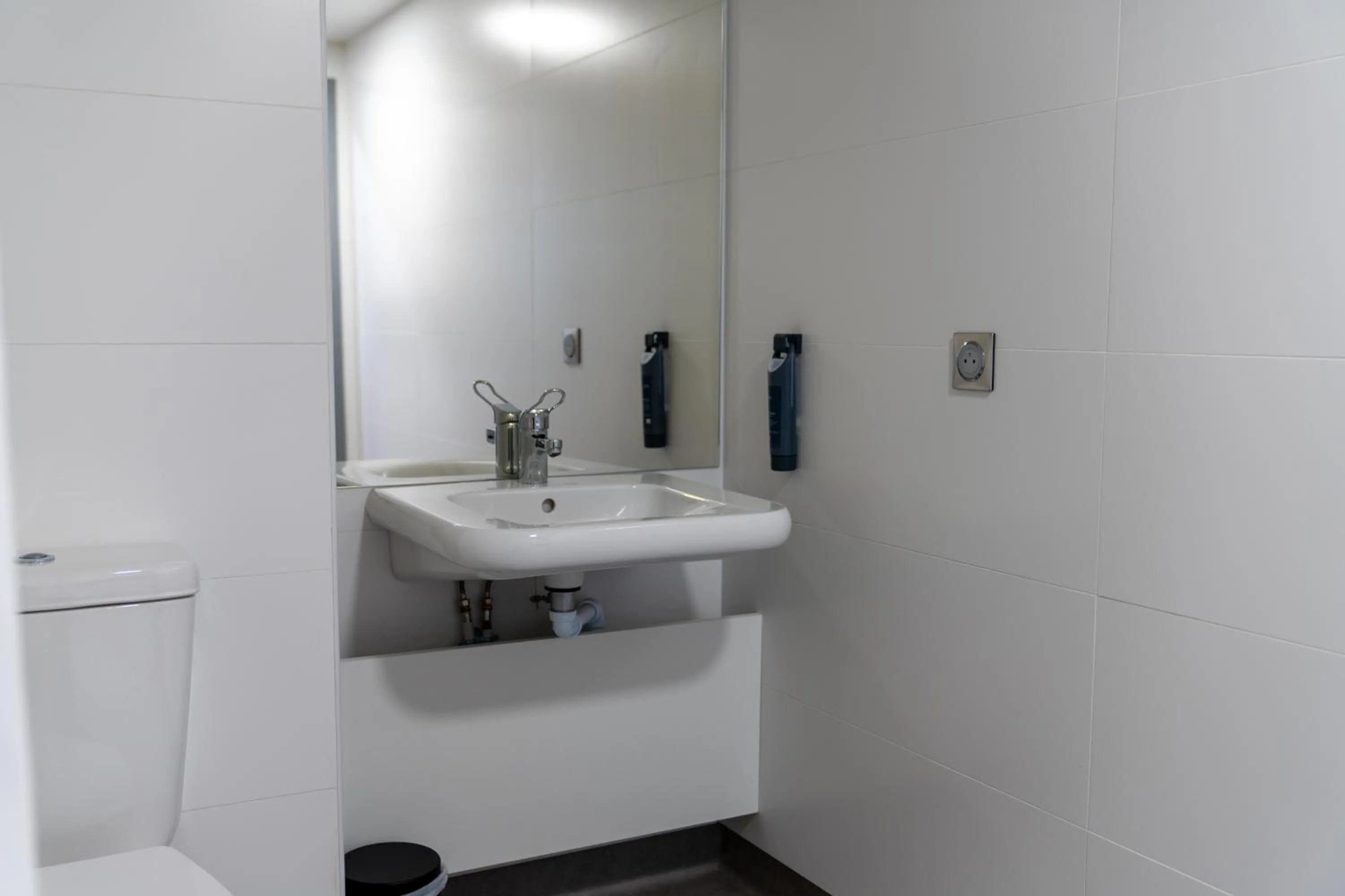 Toilet in easyHotel Paris Charles de Gaulle Villepinte