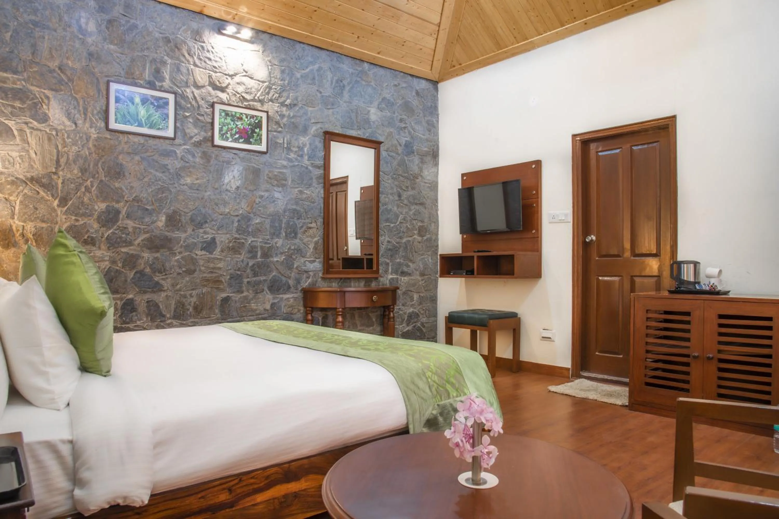 Bed in Echor - The Koti Village Resort Kufri