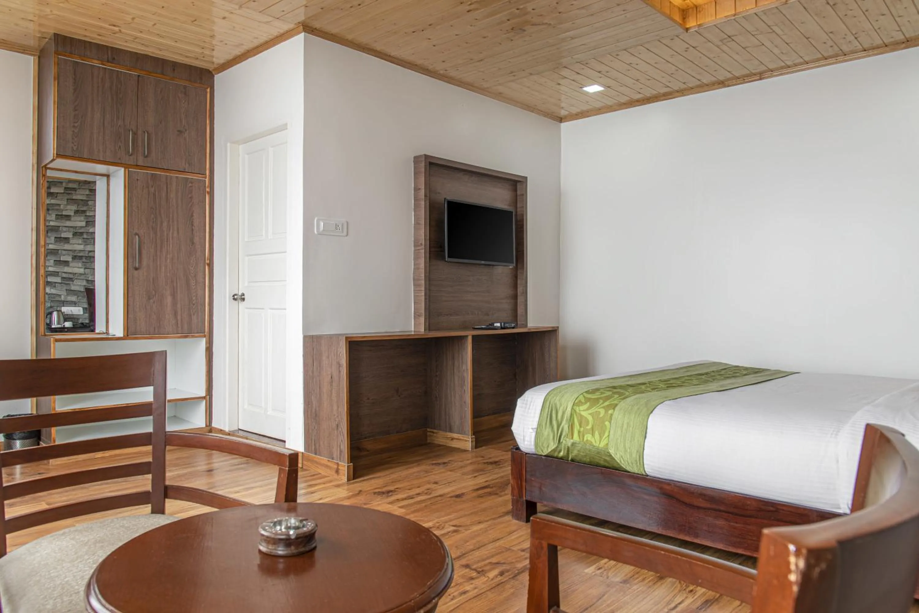 Bed in Echor - The Koti Village Resort Kufri