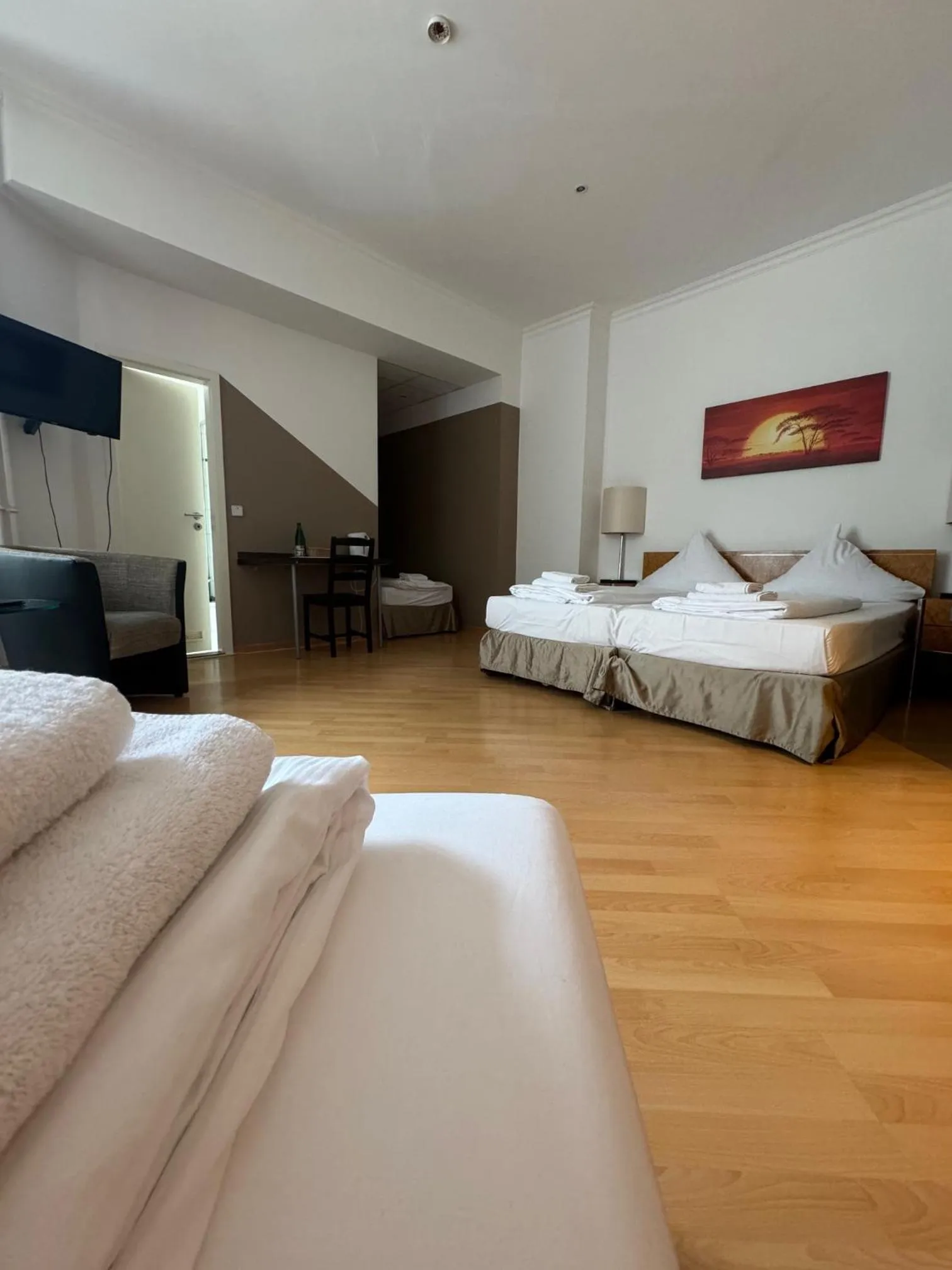 Photo of the whole room, Bed in Erlanger Hof