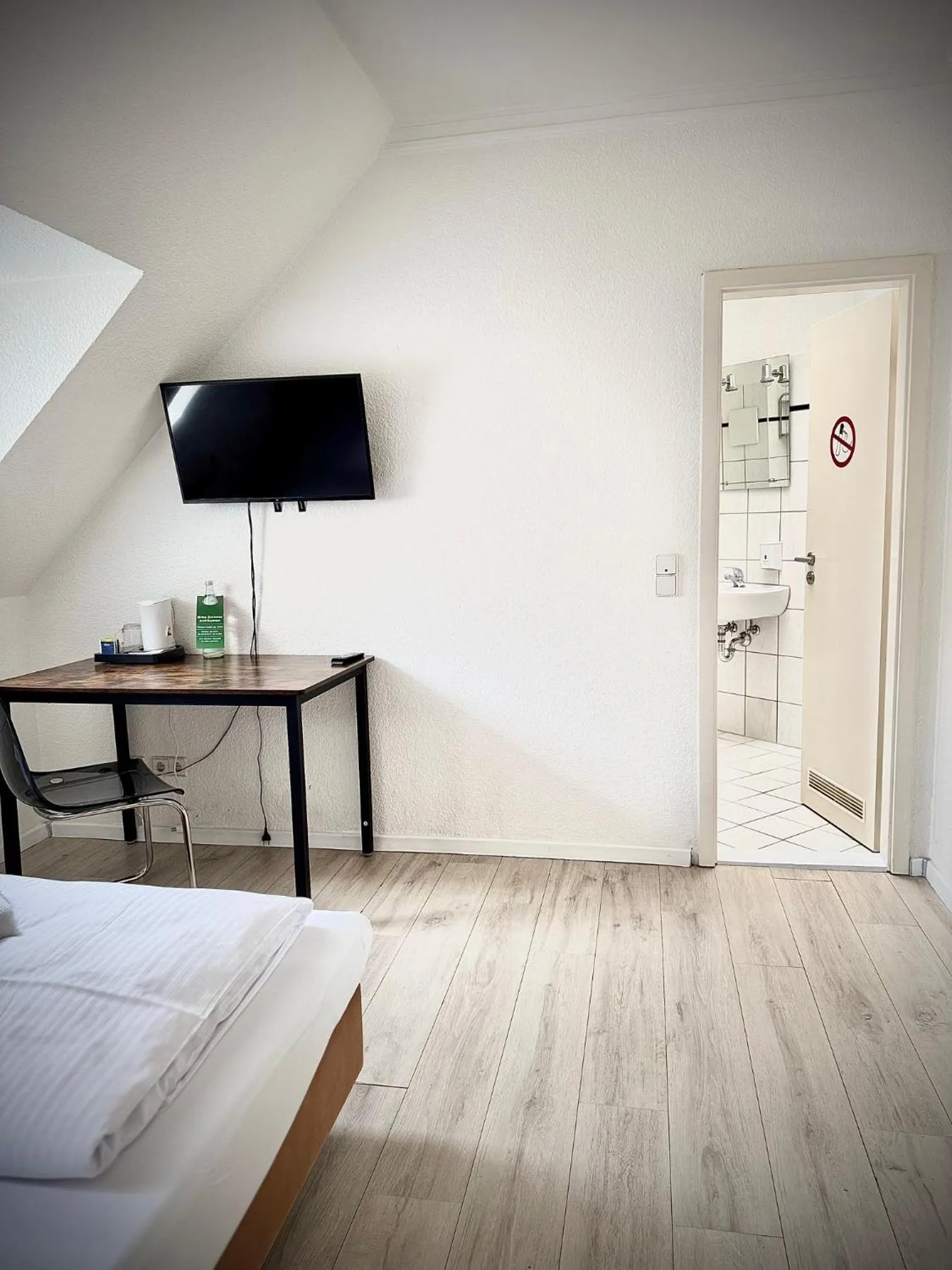 Photo of the whole room, Bed in Erlanger Hof