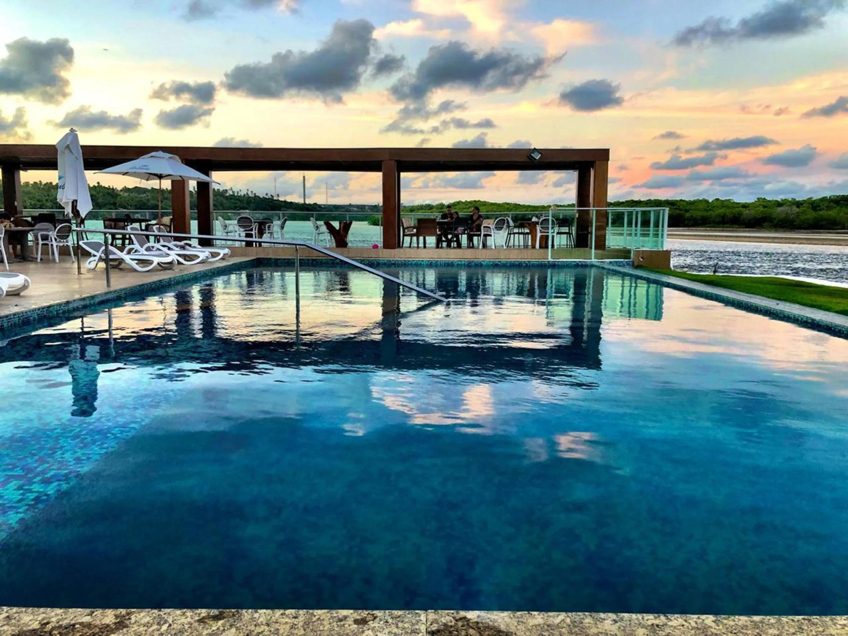 Swimming pool in Pousada Jirituba