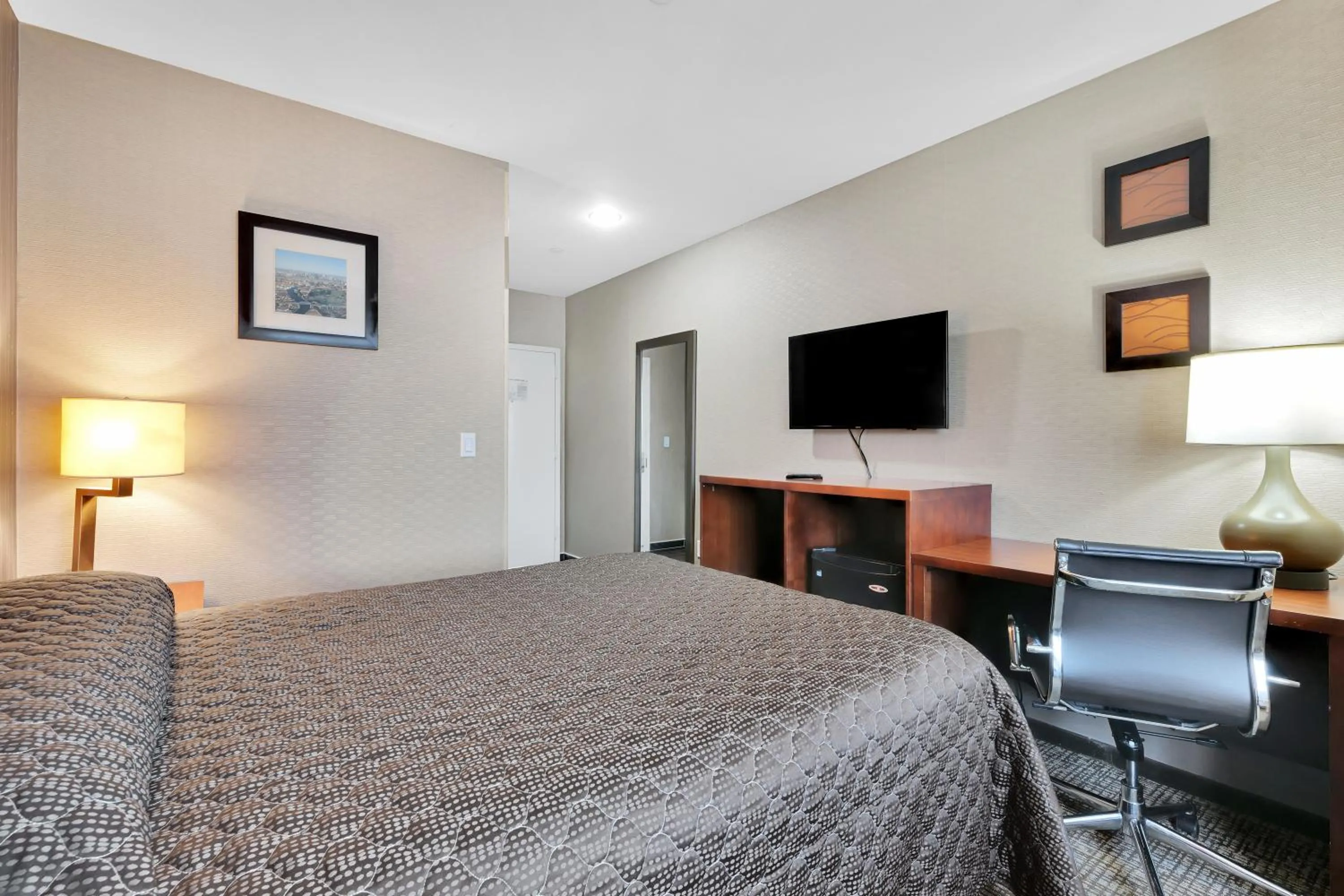 TV and multimedia, Bed in Hotel Pergola Jamaica JFK