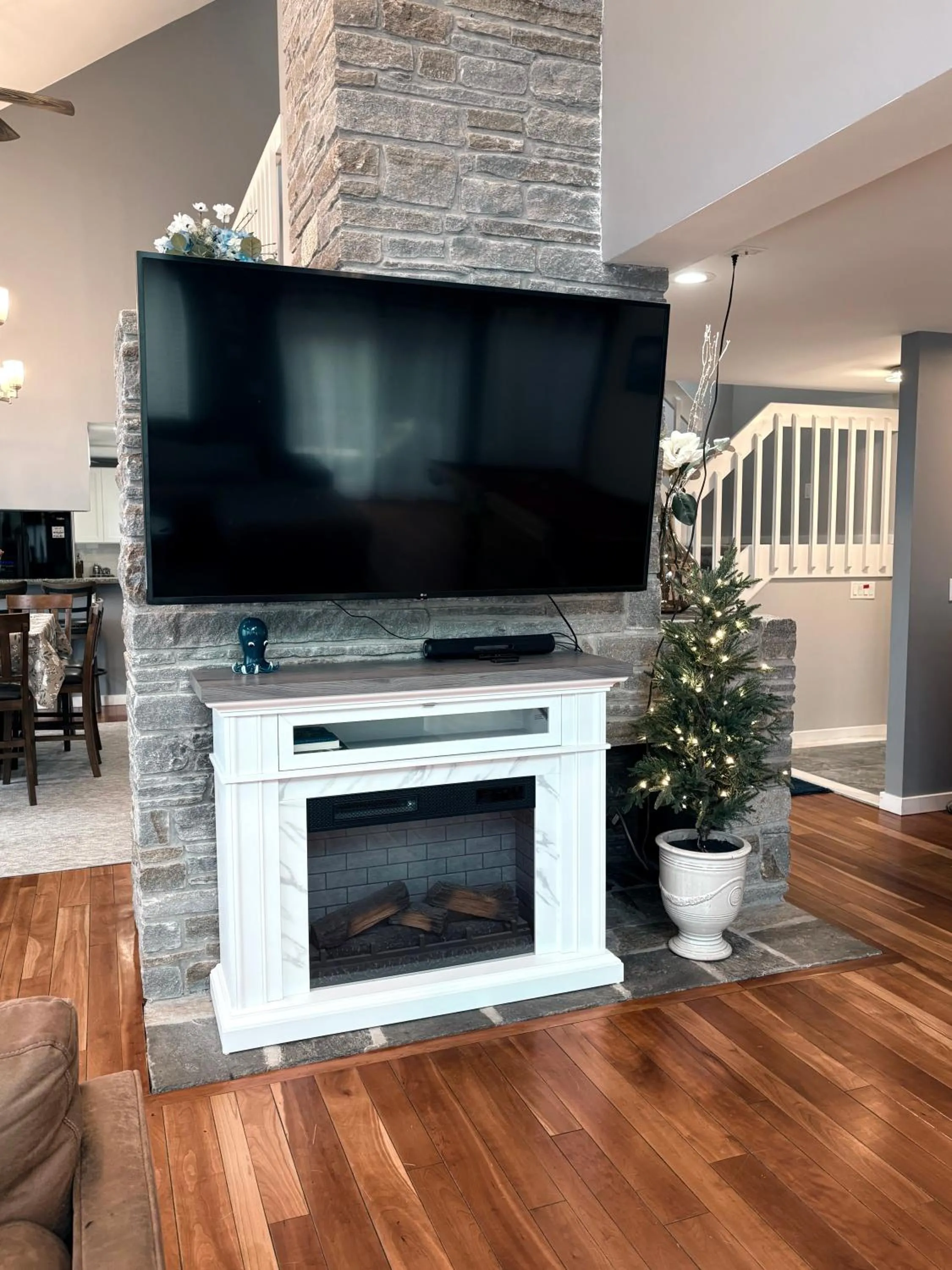 TV and multimedia in Riverfront Home with a View!
