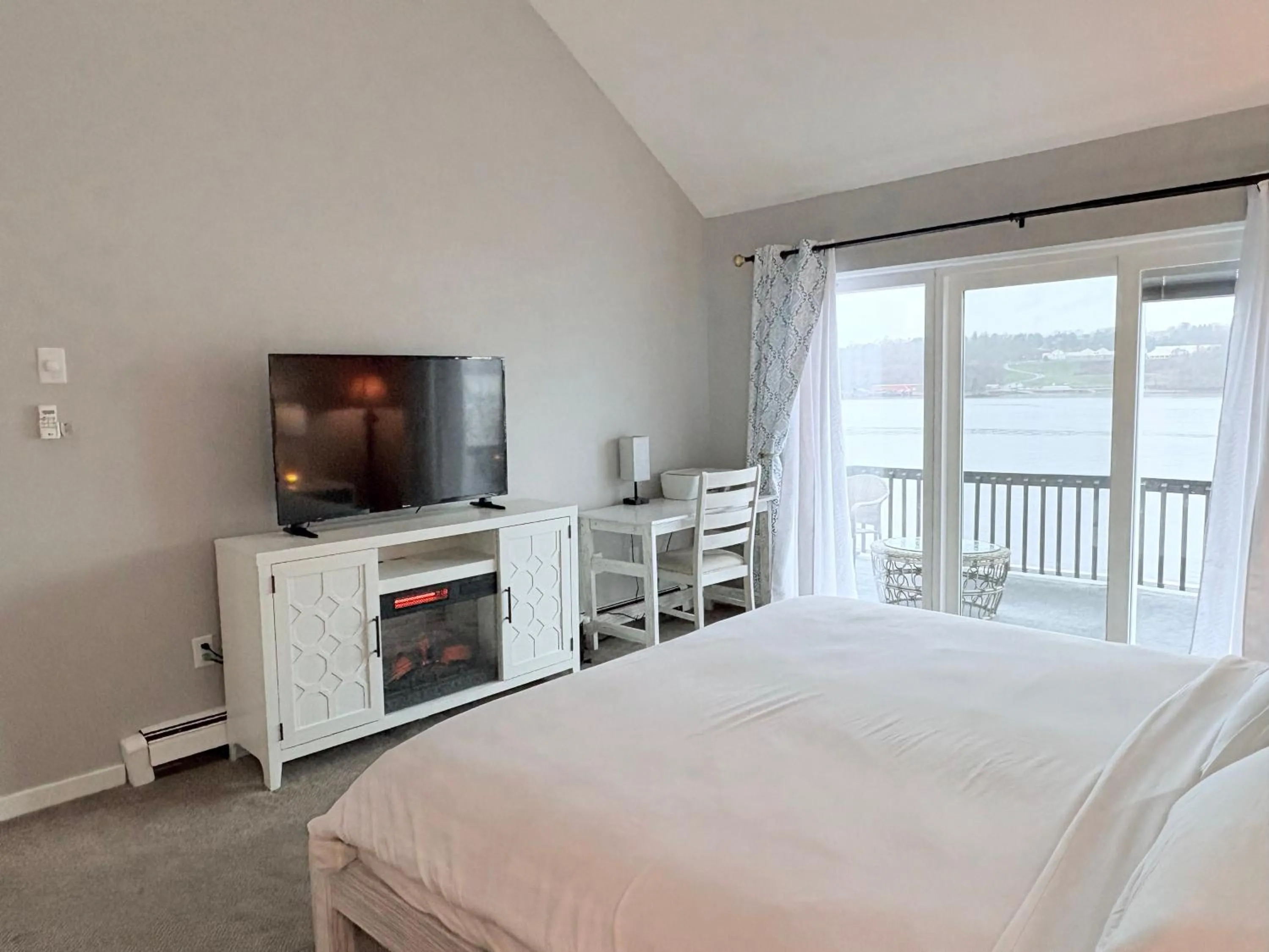 Bed in Riverfront Home with a View!