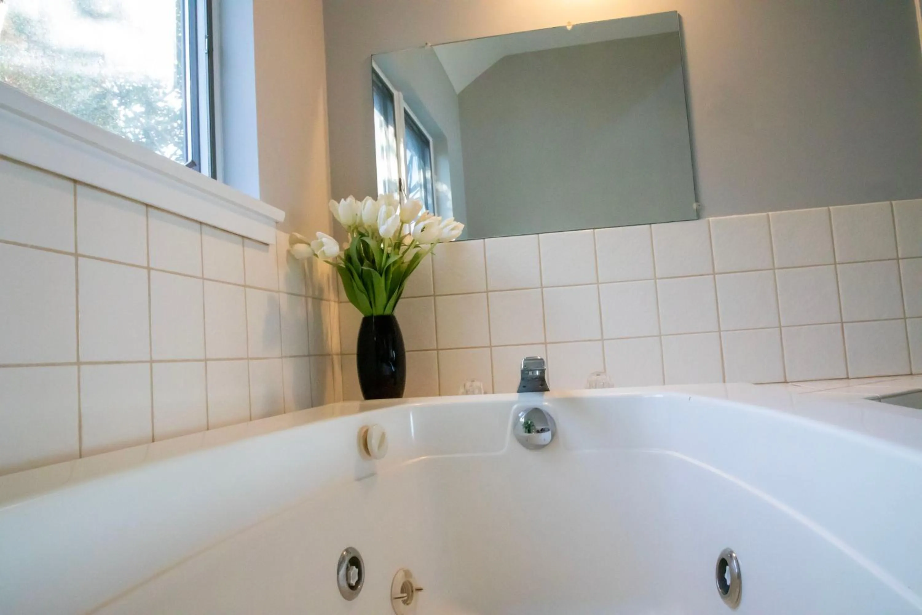 Hot Tub in Riverfront Home with a View!