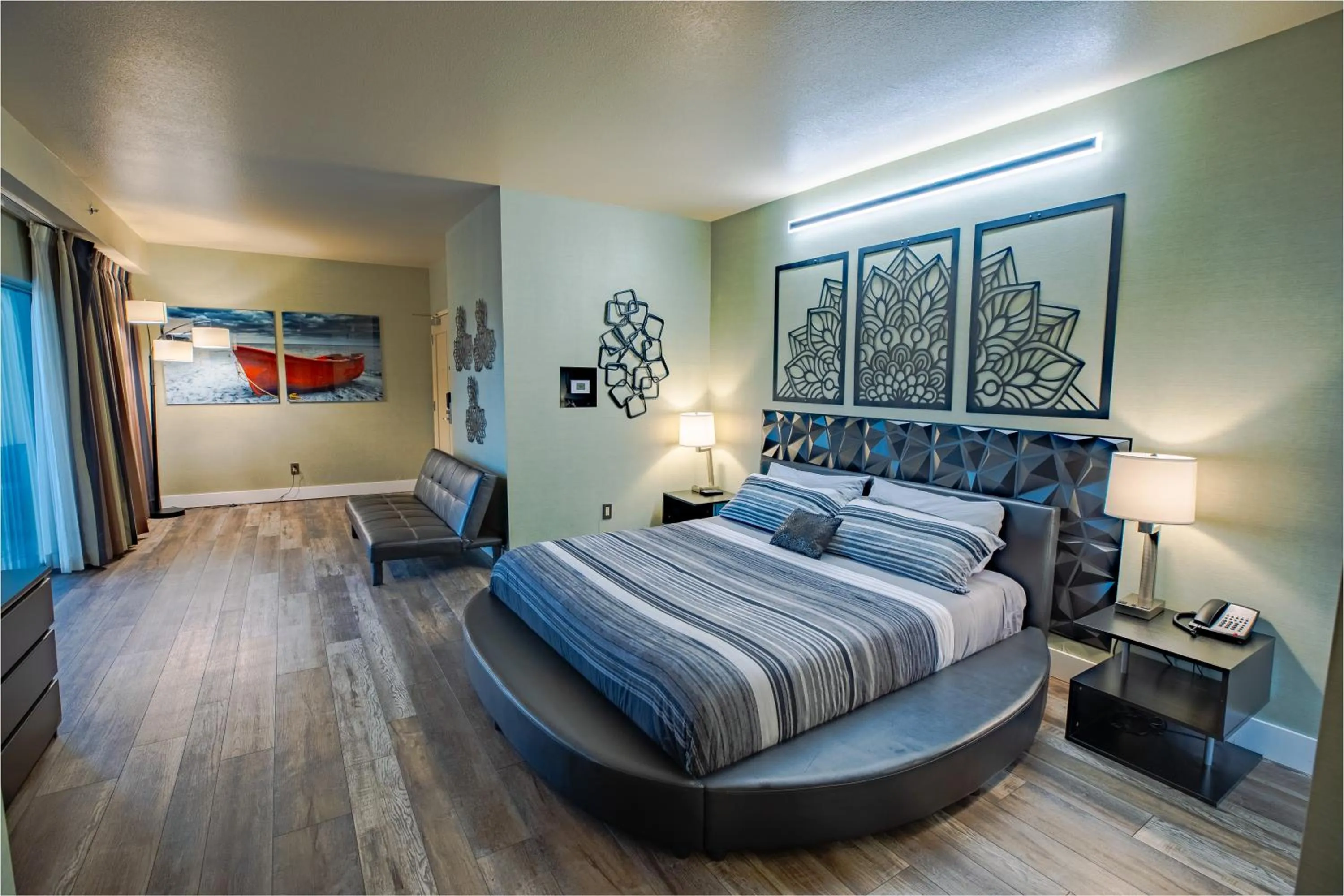 Bed in 2100 SqFt Penthouse Suite W/ Strip Views! POOL GYM