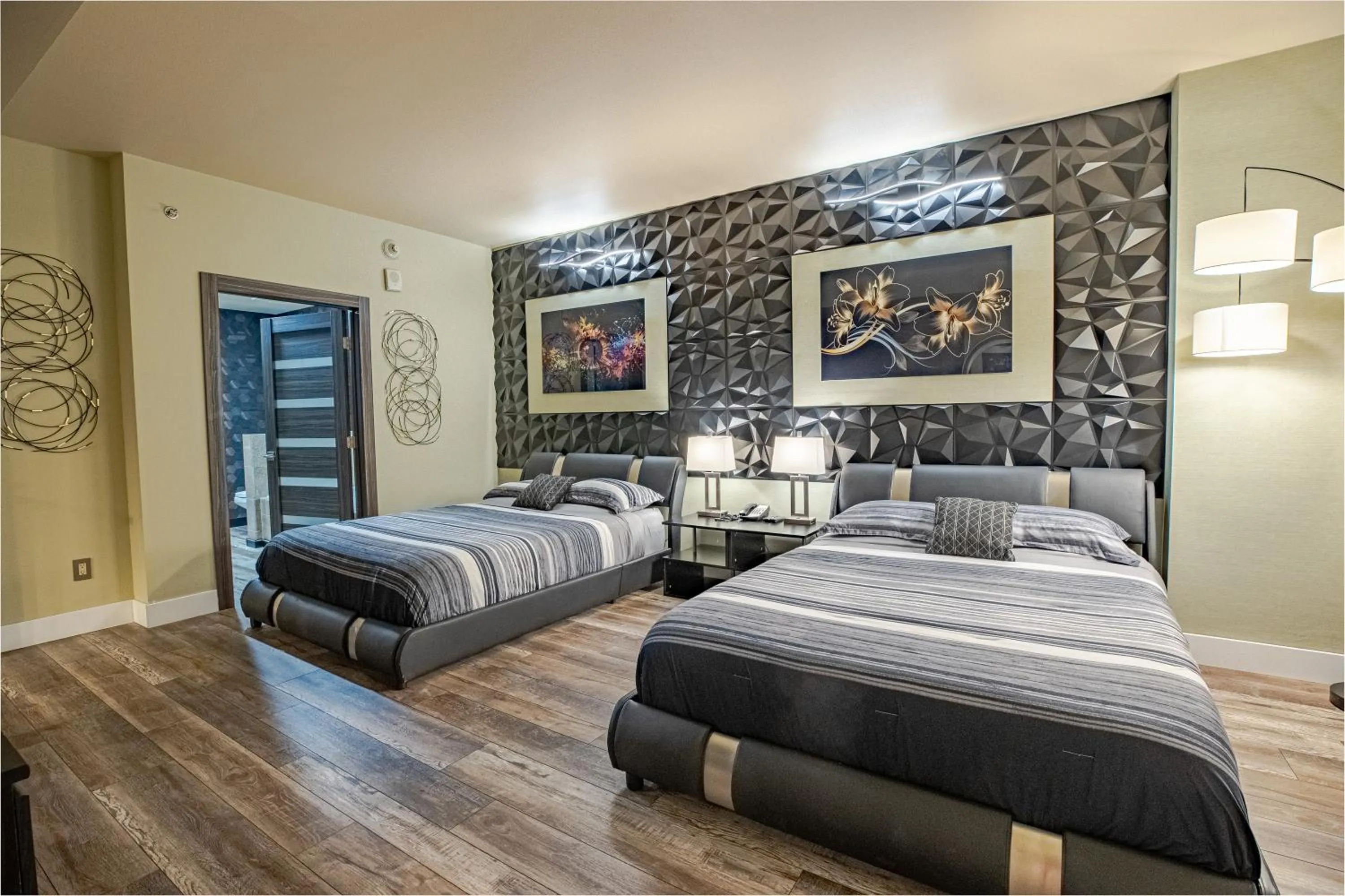 Bed in 2100 SqFt Penthouse Suite W/ Strip Views! POOL GYM