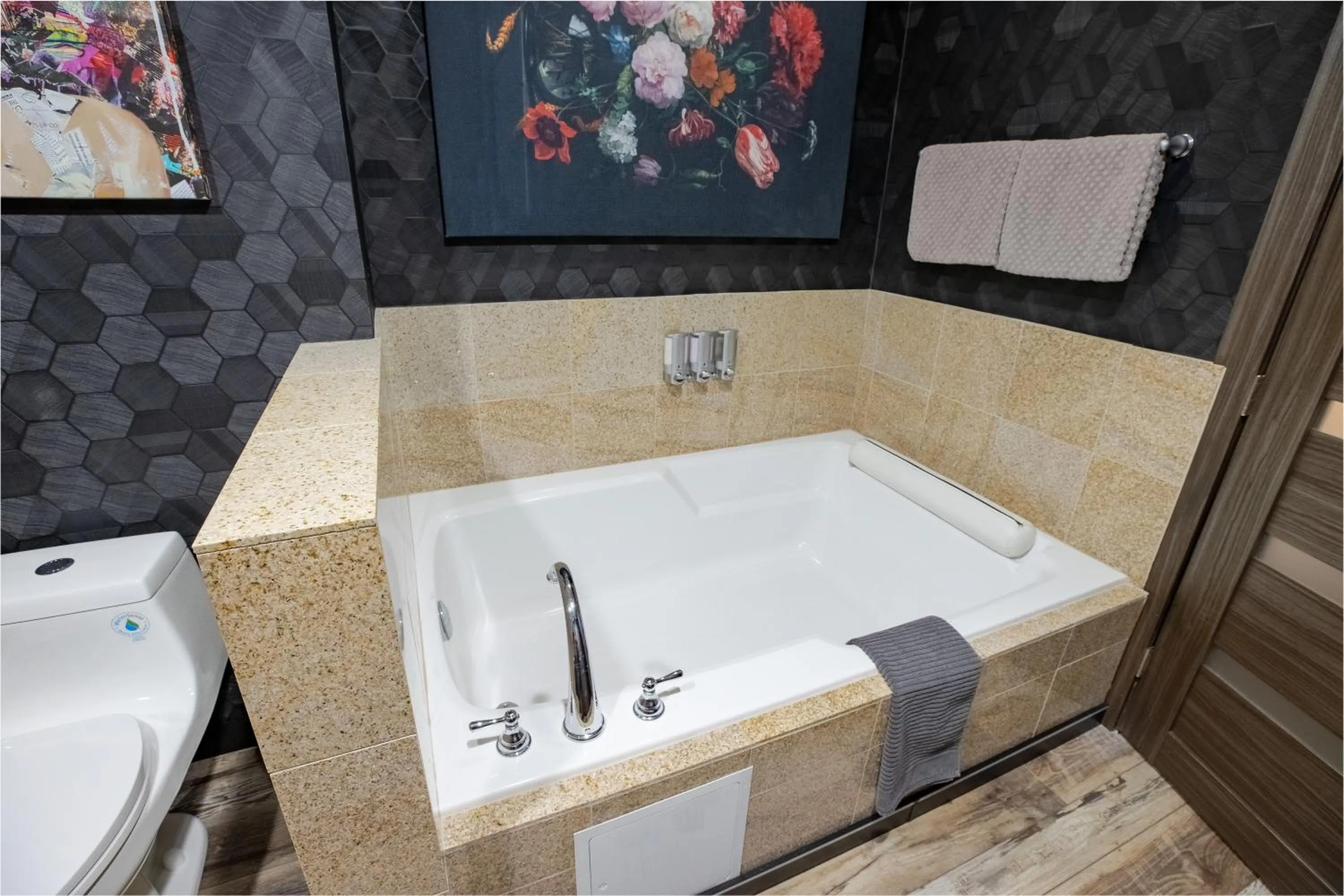 Toilet in 2100 SqFt Penthouse Suite W/ Strip Views! POOL GYM