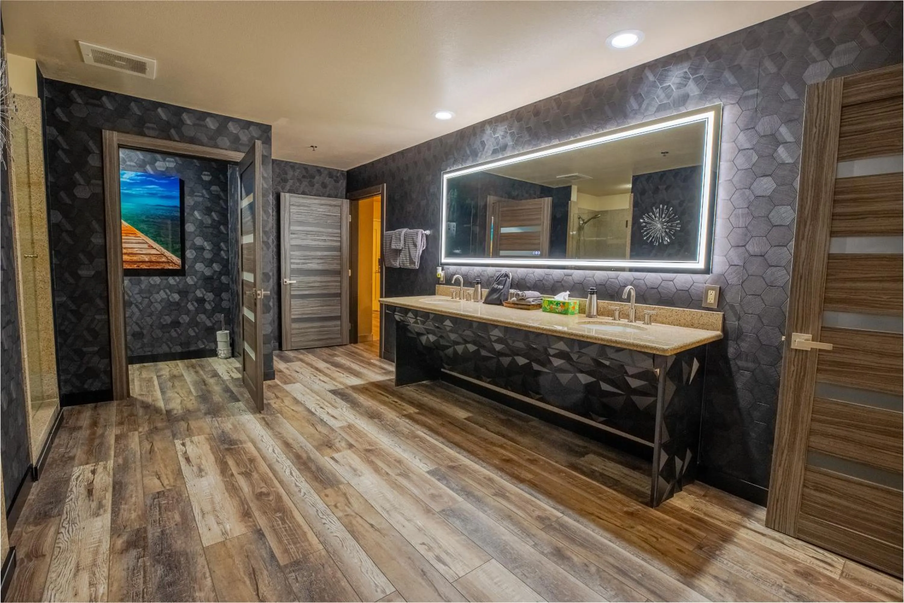 2100 SqFt Penthouse Suite W/ Strip Views! POOL GYM