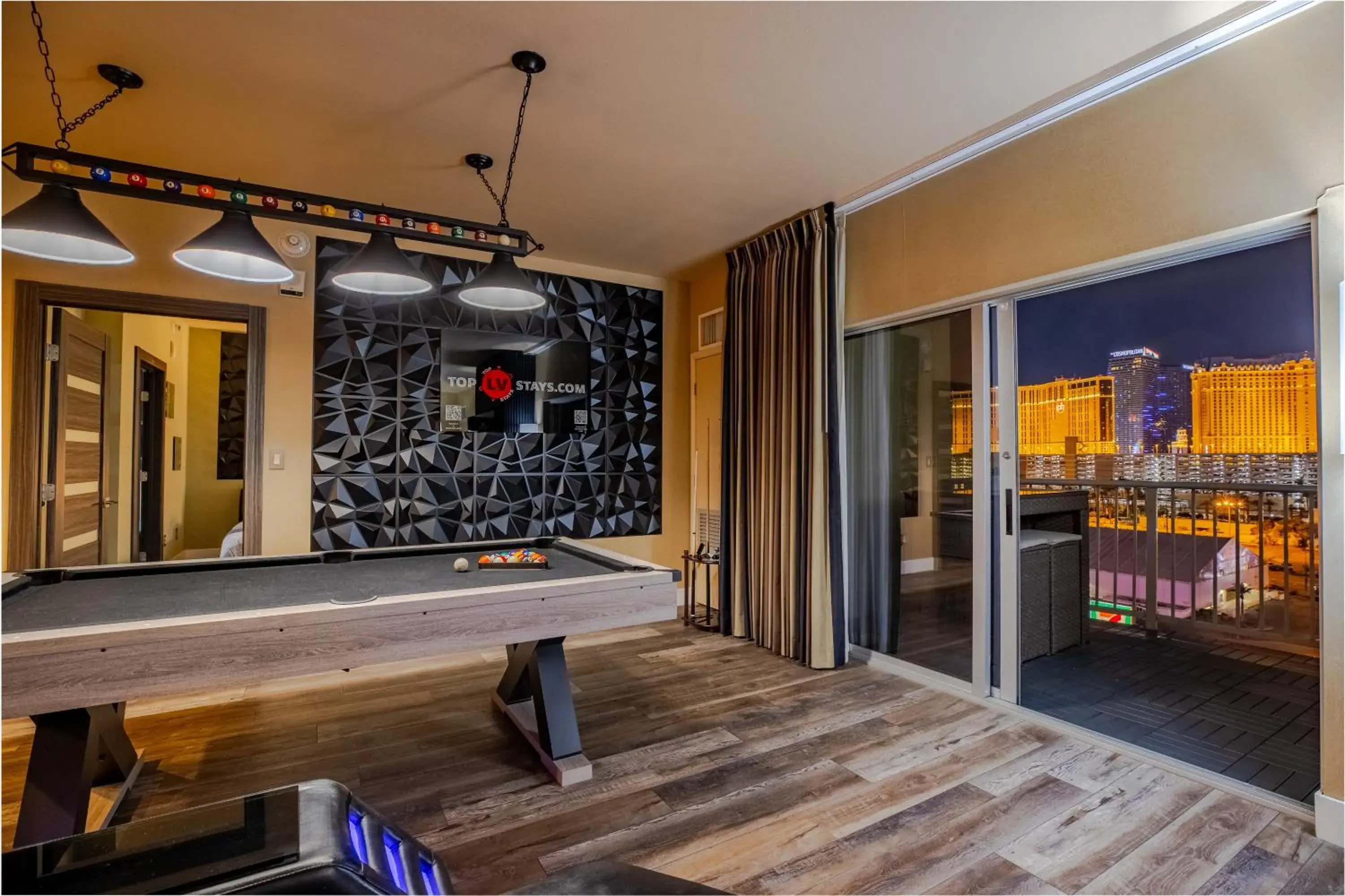 Penthouse Apartment in 2100 SqFt Penthouse Suite W/ Strip Views! POOL GYM Penthouse Apartment in 2100 SqFt Penthouse Suite W/ Strip Views! POOL GYM