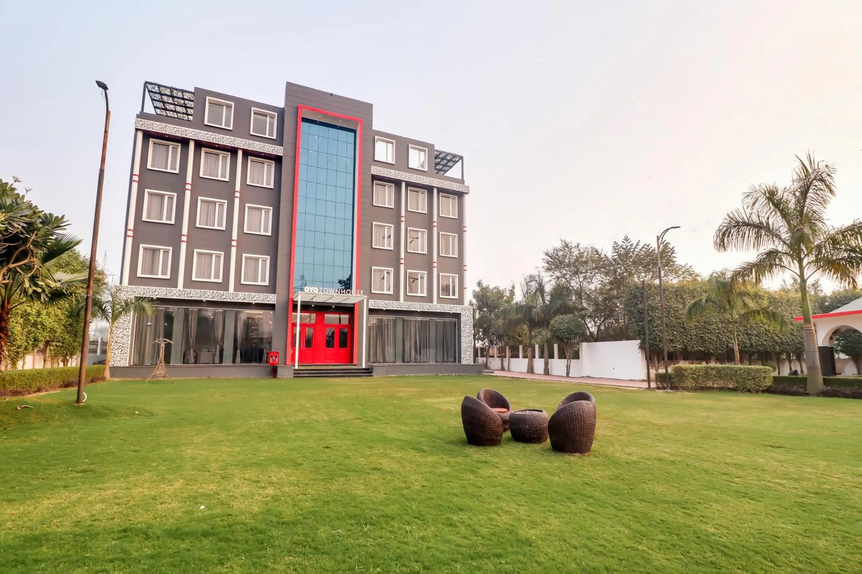 Facade/entrance in Super Townhouse Jashn