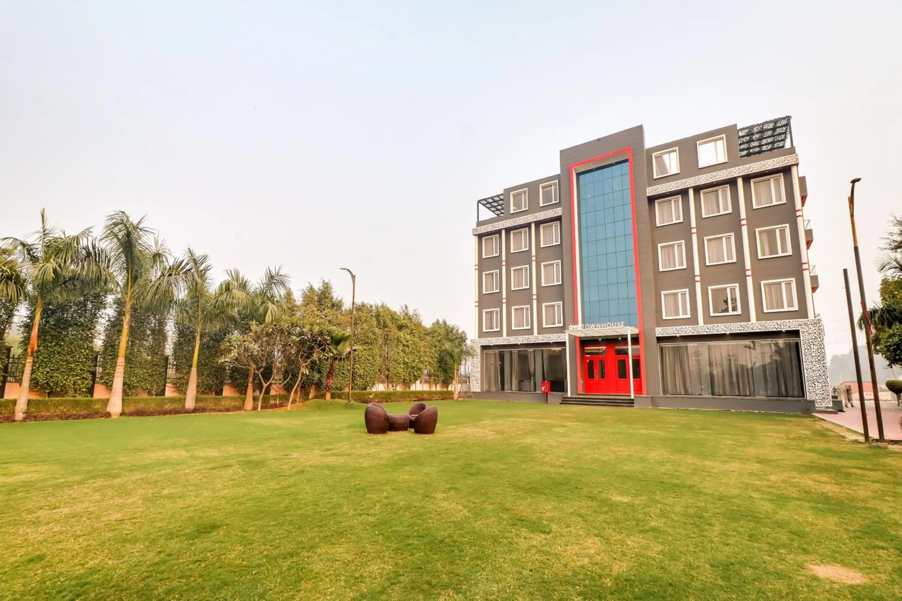 Facade/entrance in Super Townhouse Jashn