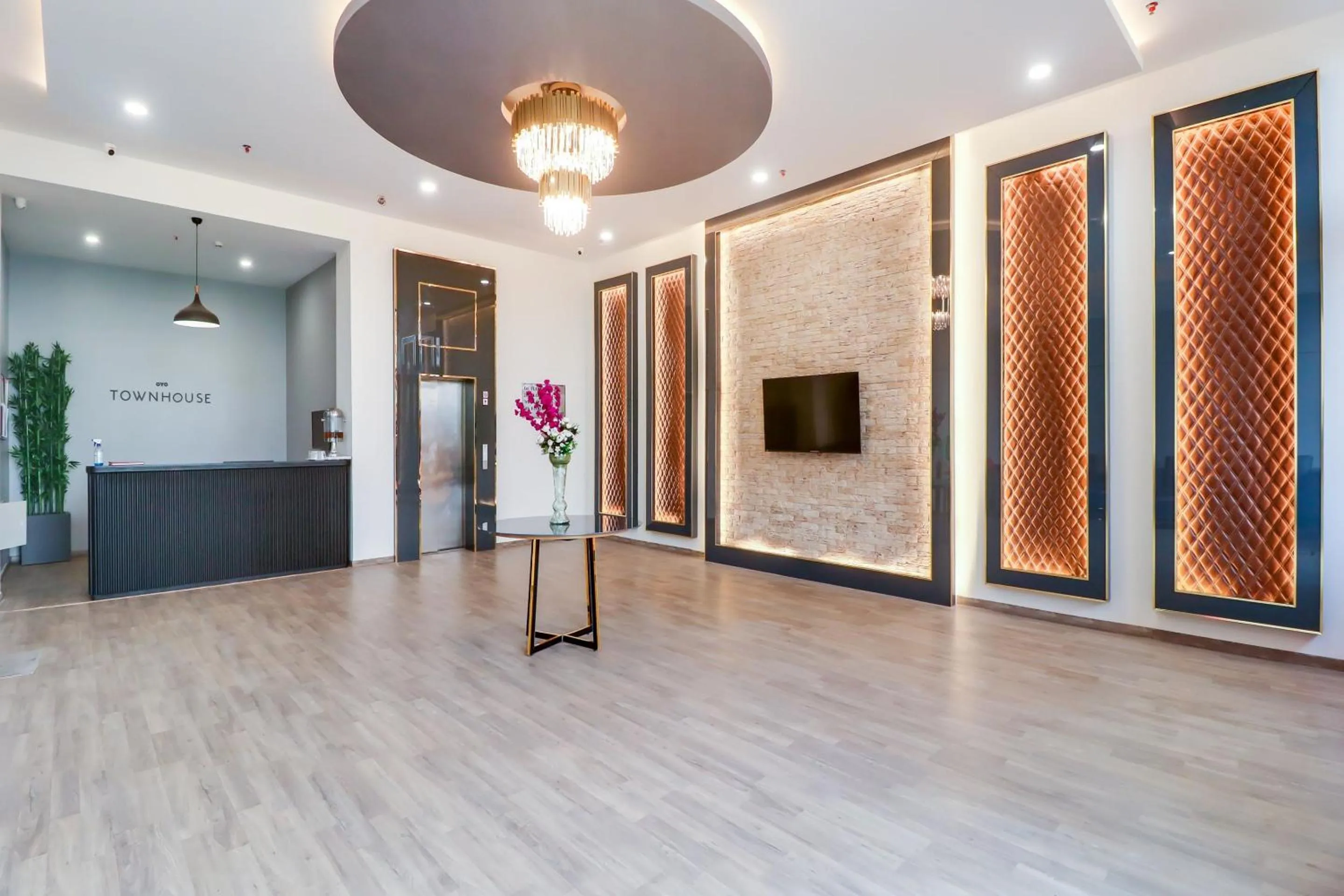 Lobby or reception in Super Townhouse Jashn