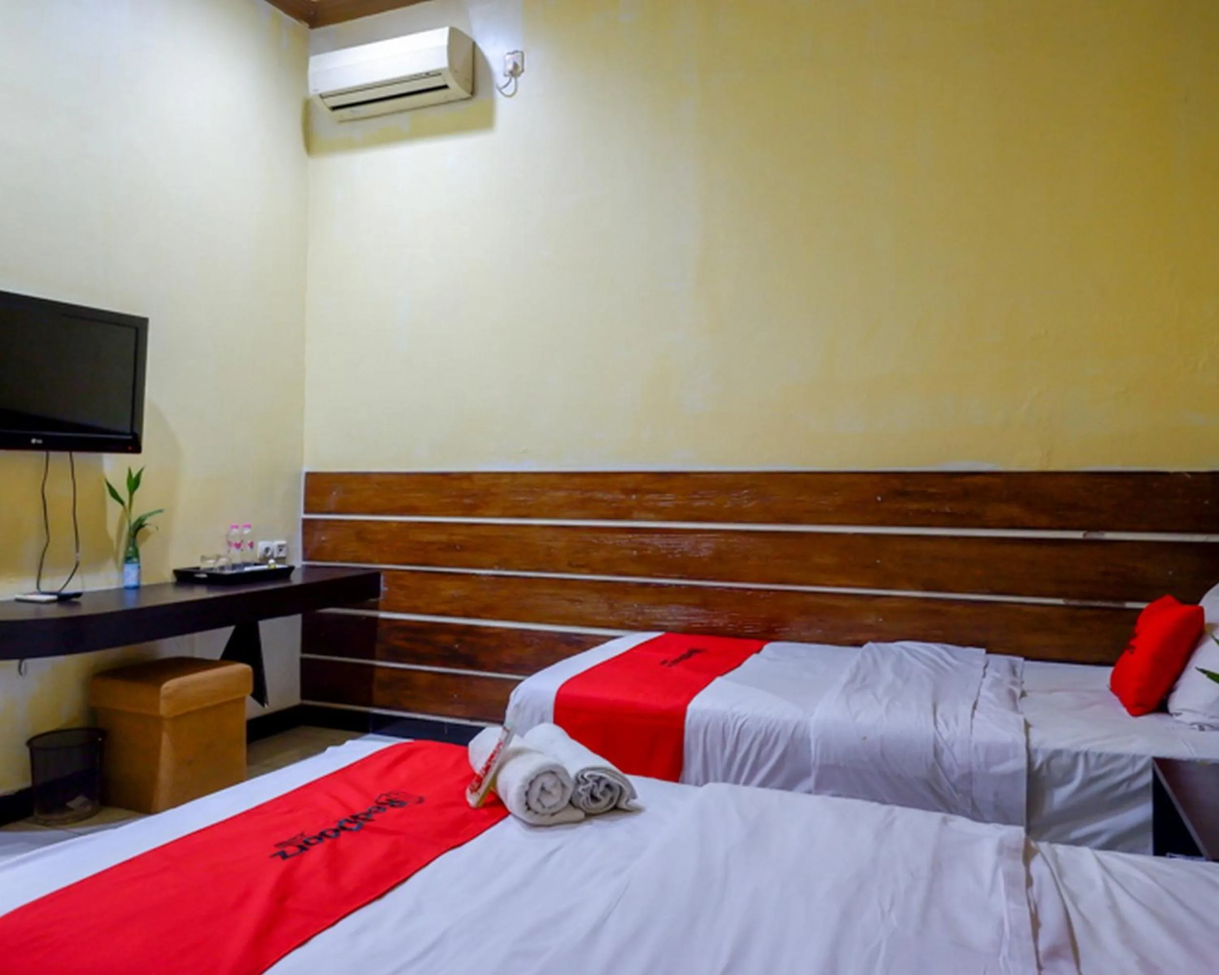 Bed in RedDoorz Plus @ Hotel Asih UNY