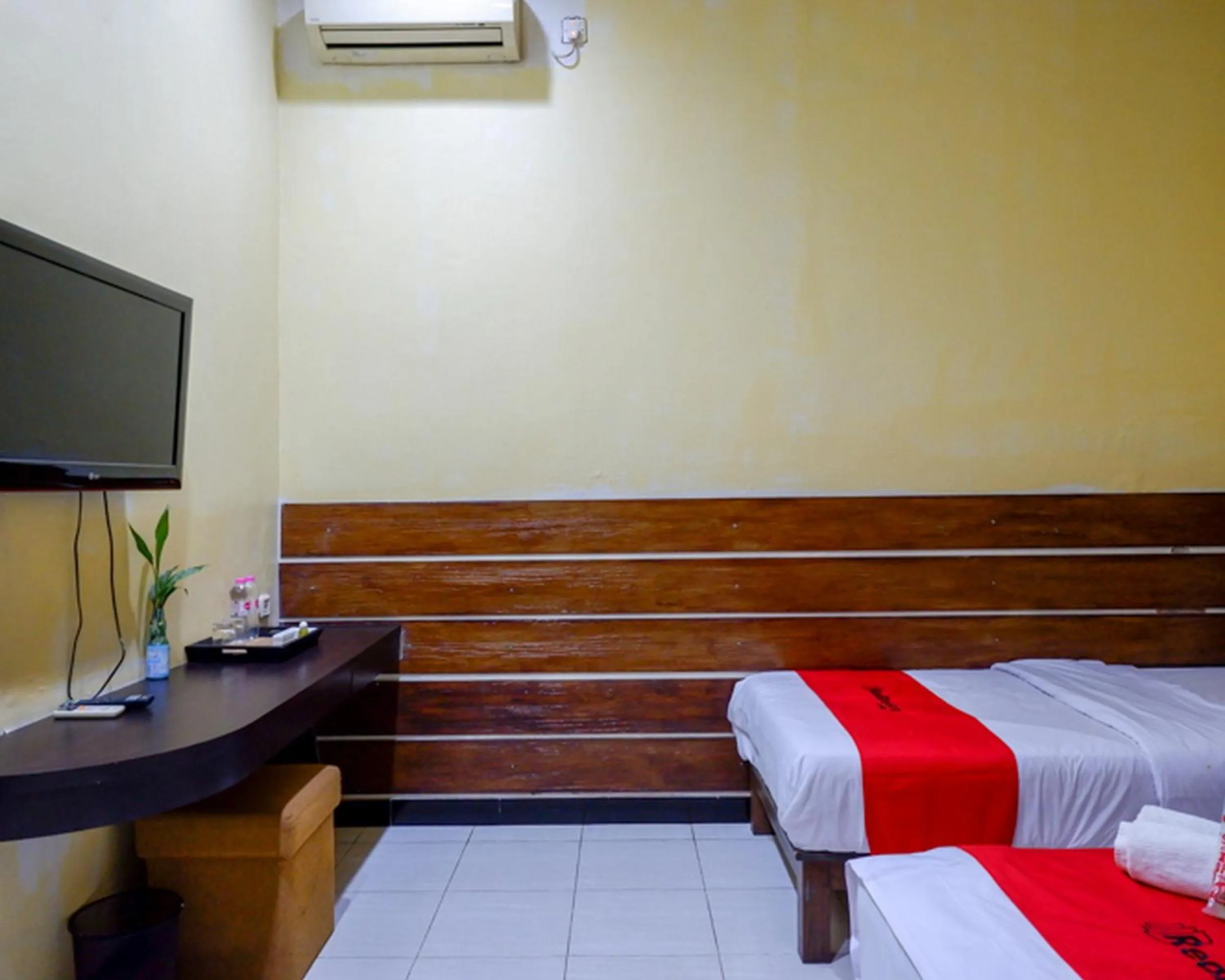 Bed in RedDoorz Plus @ Hotel Asih UNY