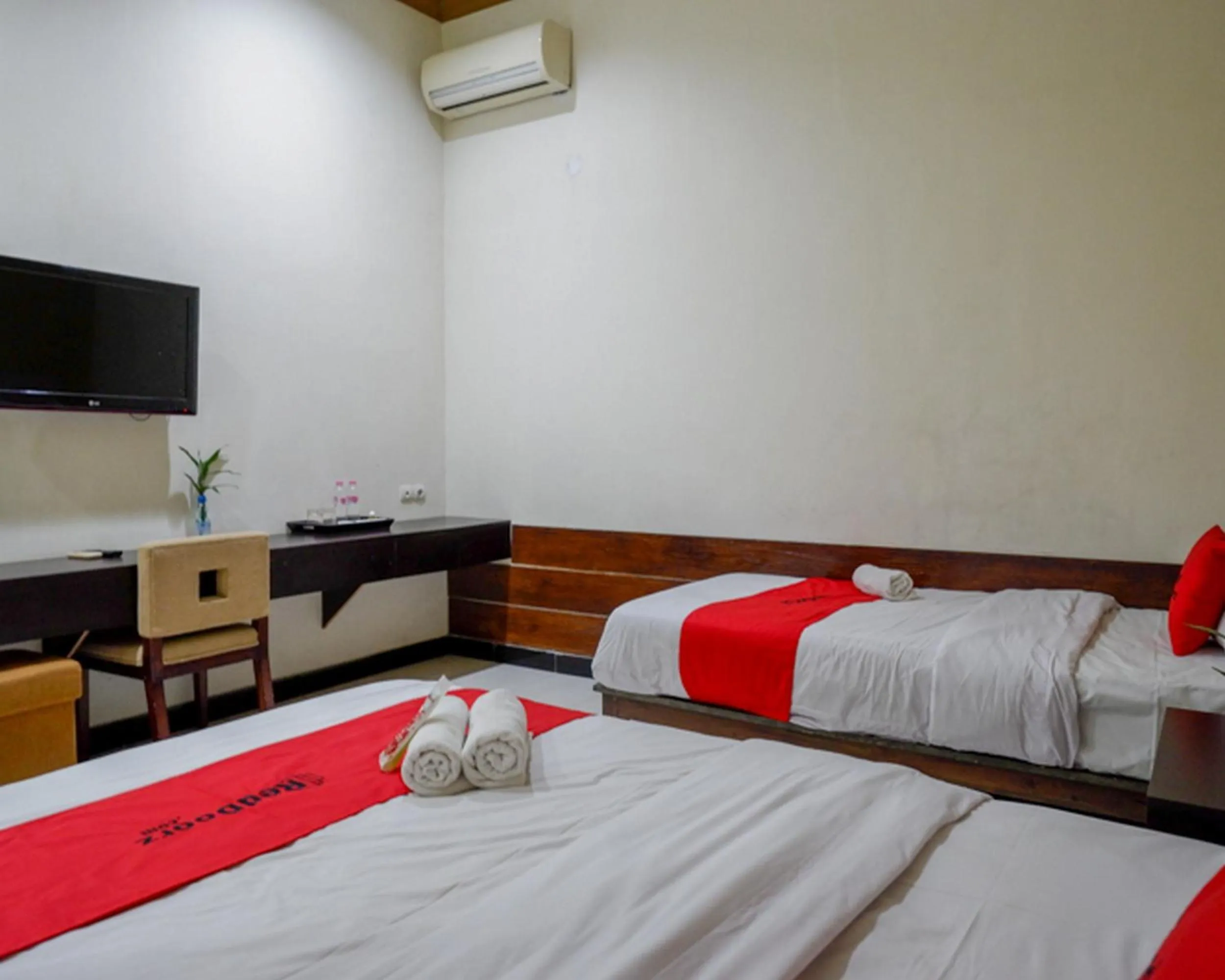 Bed in RedDoorz Plus @ Hotel Asih UNY