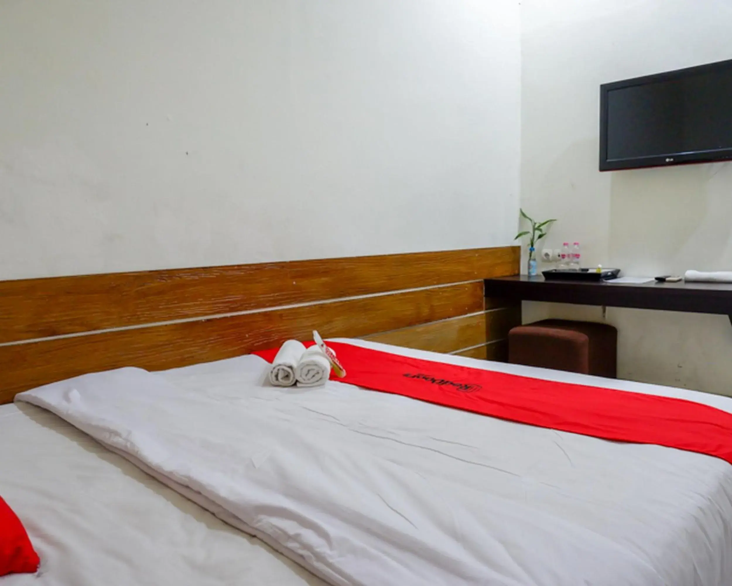 Bed in RedDoorz Plus @ Hotel Asih UNY Bed in RedDoorz Plus @ Hotel Asih UNY