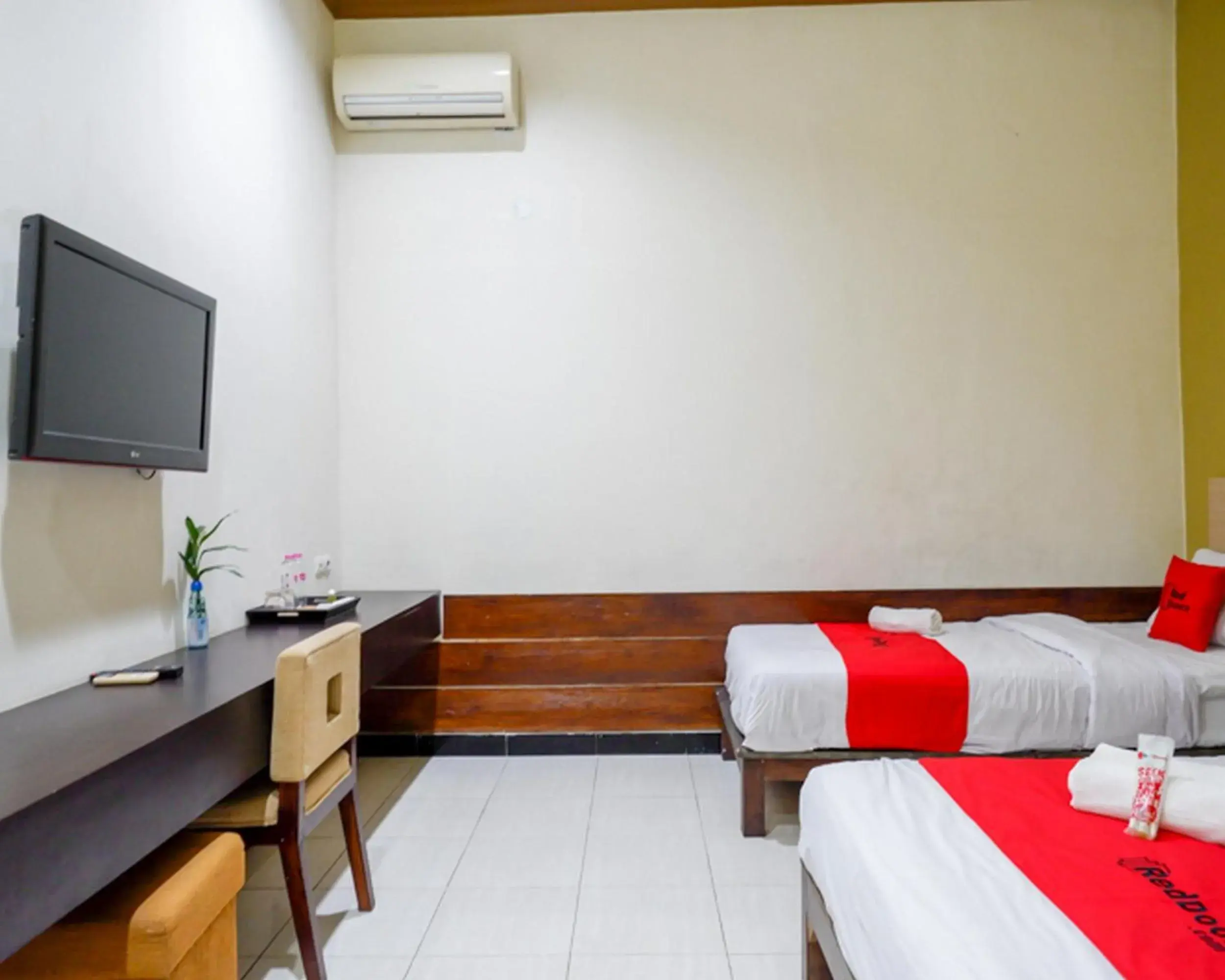 Bed in RedDoorz Plus @ Hotel Asih UNY Bed in RedDoorz Plus @ Hotel Asih UNY
