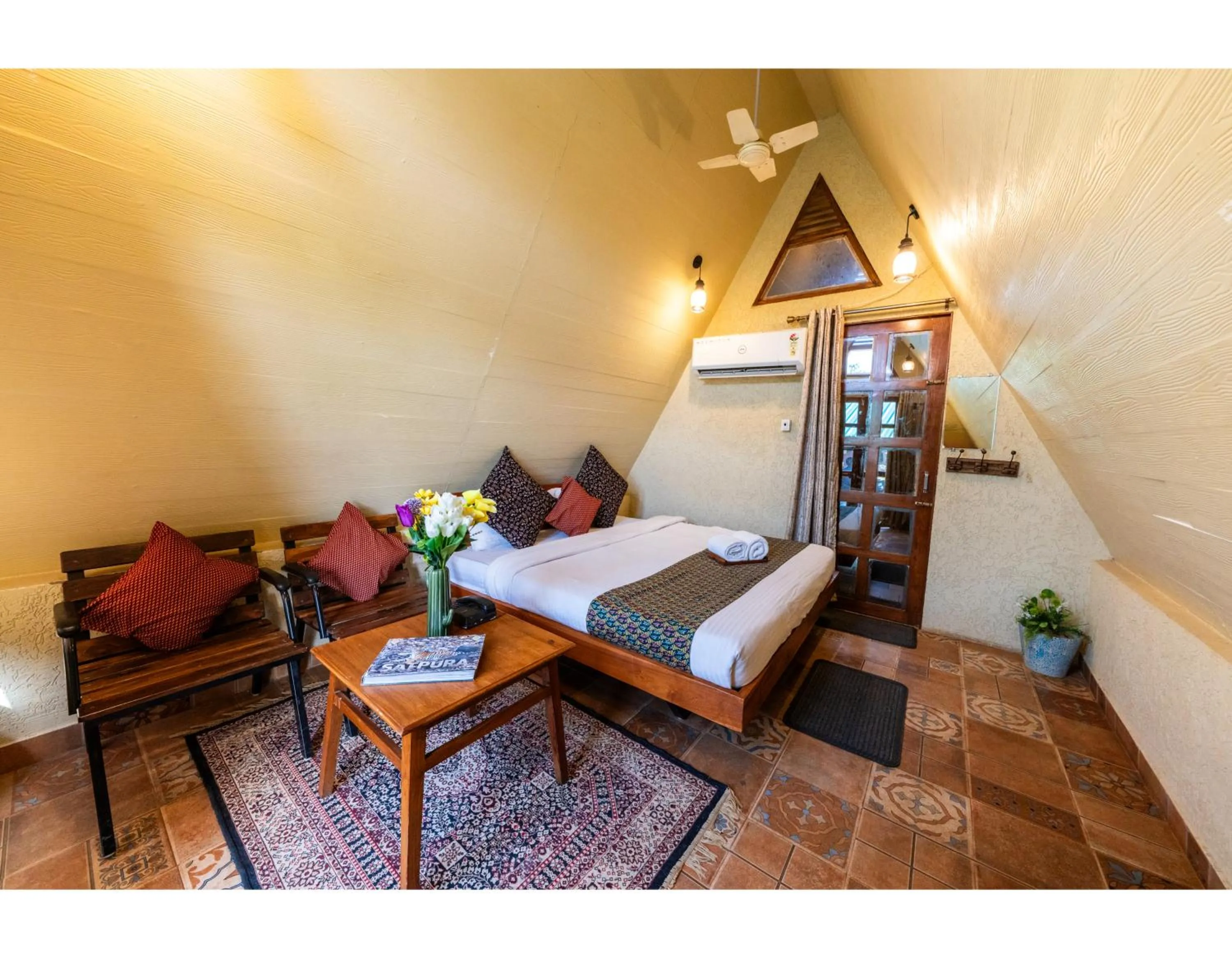 Photo of the whole room, Bed in Panarpani Retreat Pachmarhi