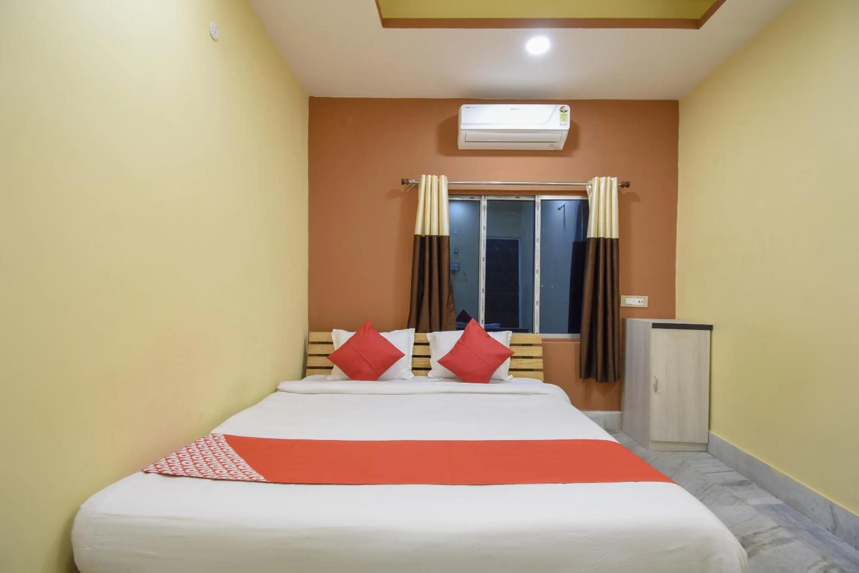 Bedroom, Bed in Hotel O Palki Palace Near Netaji Subhash Chandra Bose International Airport