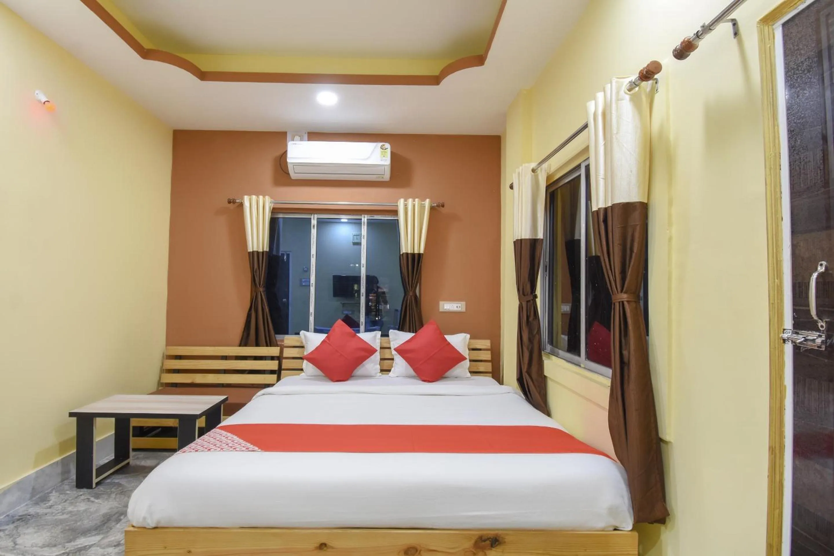 Bedroom, Bed in Hotel O Palki Palace Near Netaji Subhash Chandra Bose International Airport
