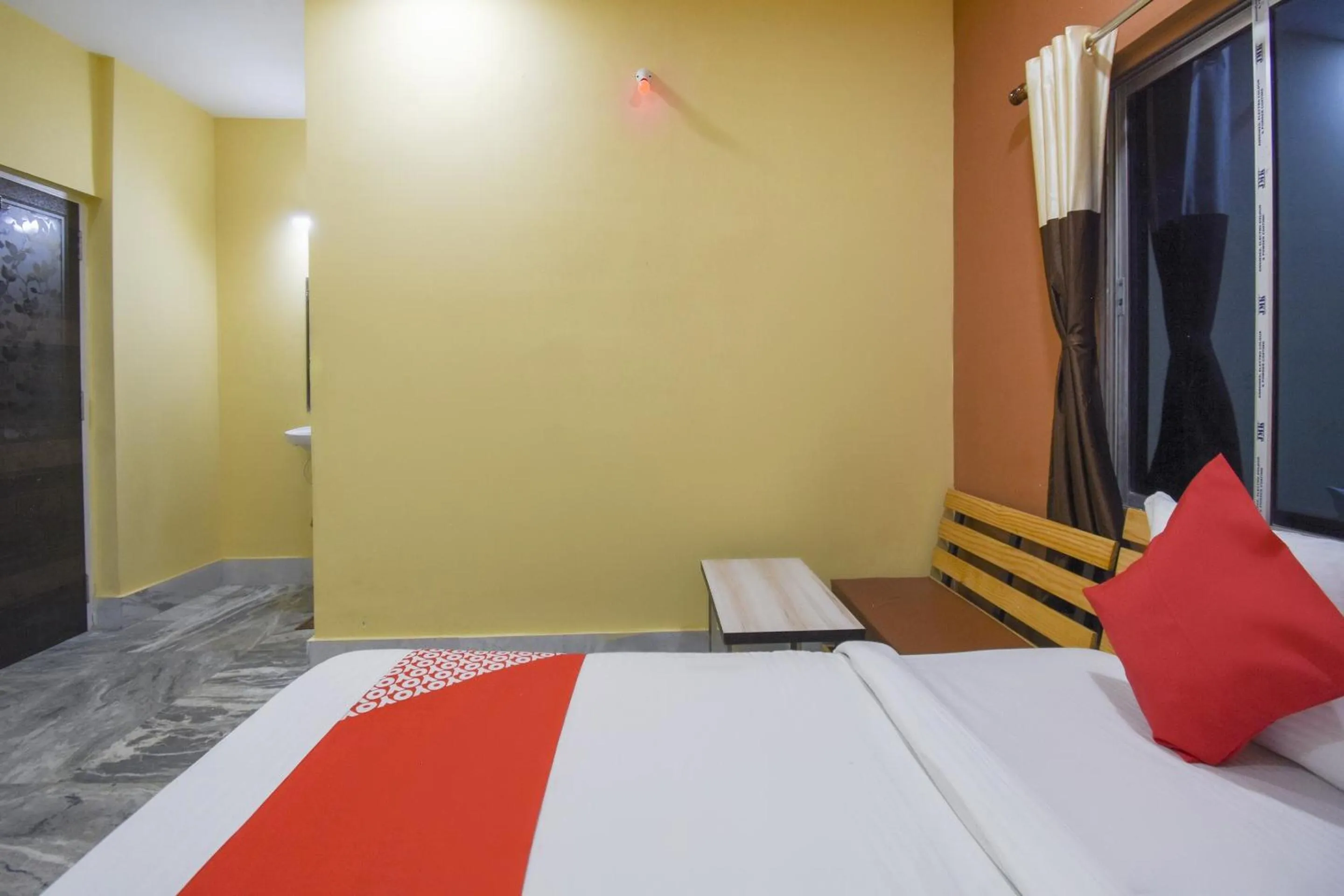 Bedroom, Bed in Hotel O Palki Palace Near Netaji Subhash Chandra Bose International Airport