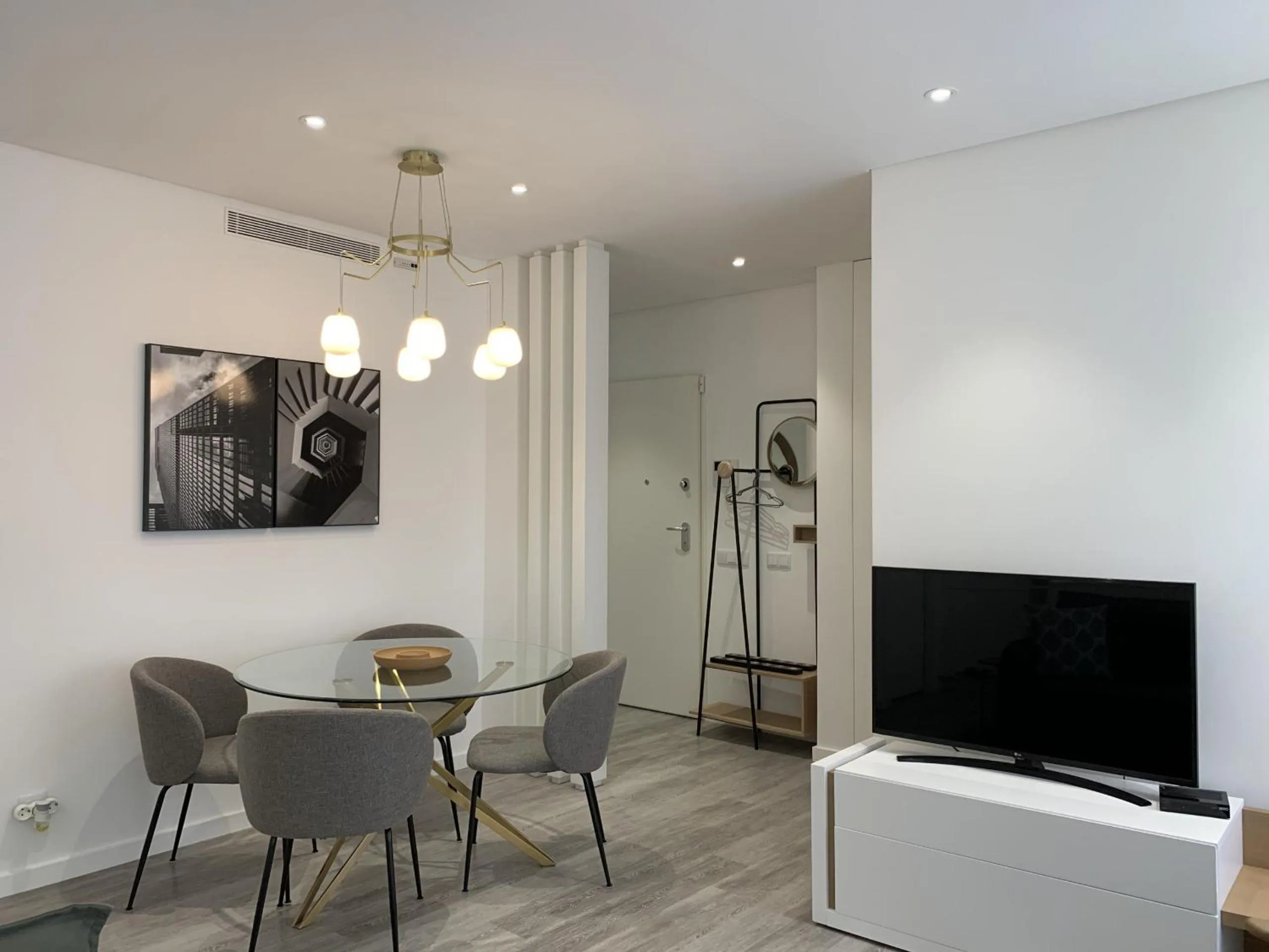 Communal lounge/ TV room in FLH Cascais Downtown Premium Apartment I