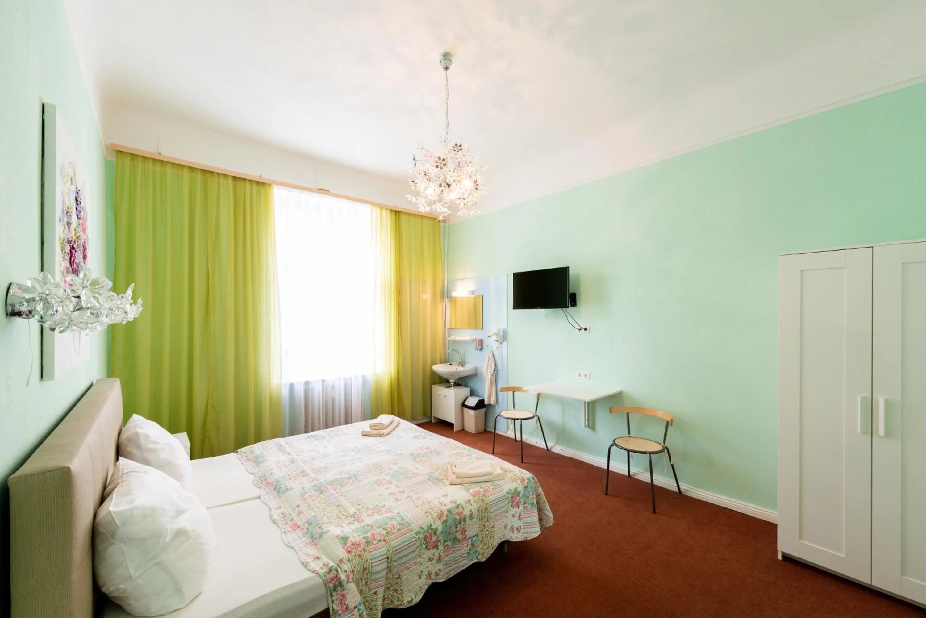 Photo of the whole room, Bed in Hotel Pension Dahlem