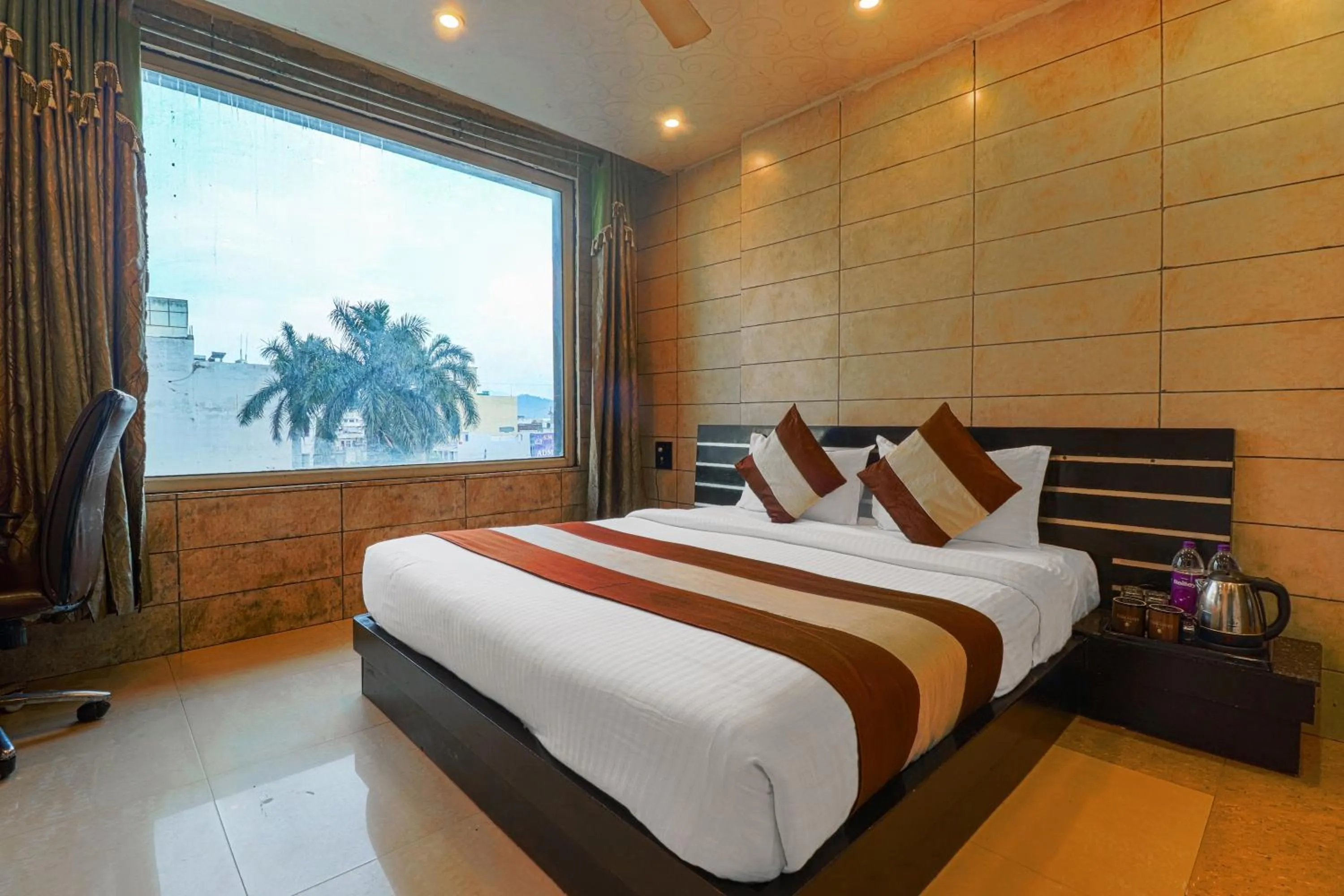Bed in Oaktel Hotel Grand Shiva Near Ganga Ghat