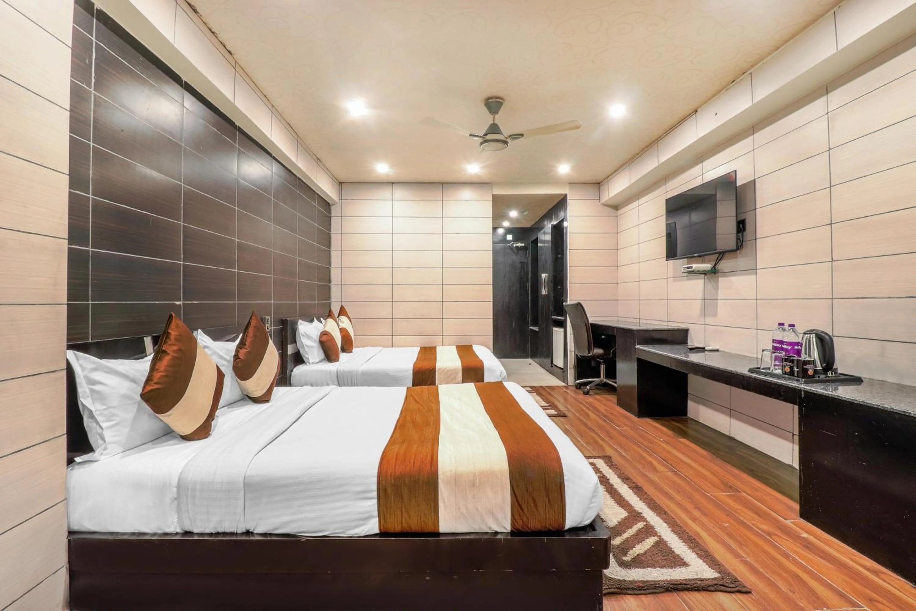 Bed in Oaktel Hotel Grand Shiva Near Ganga Ghat