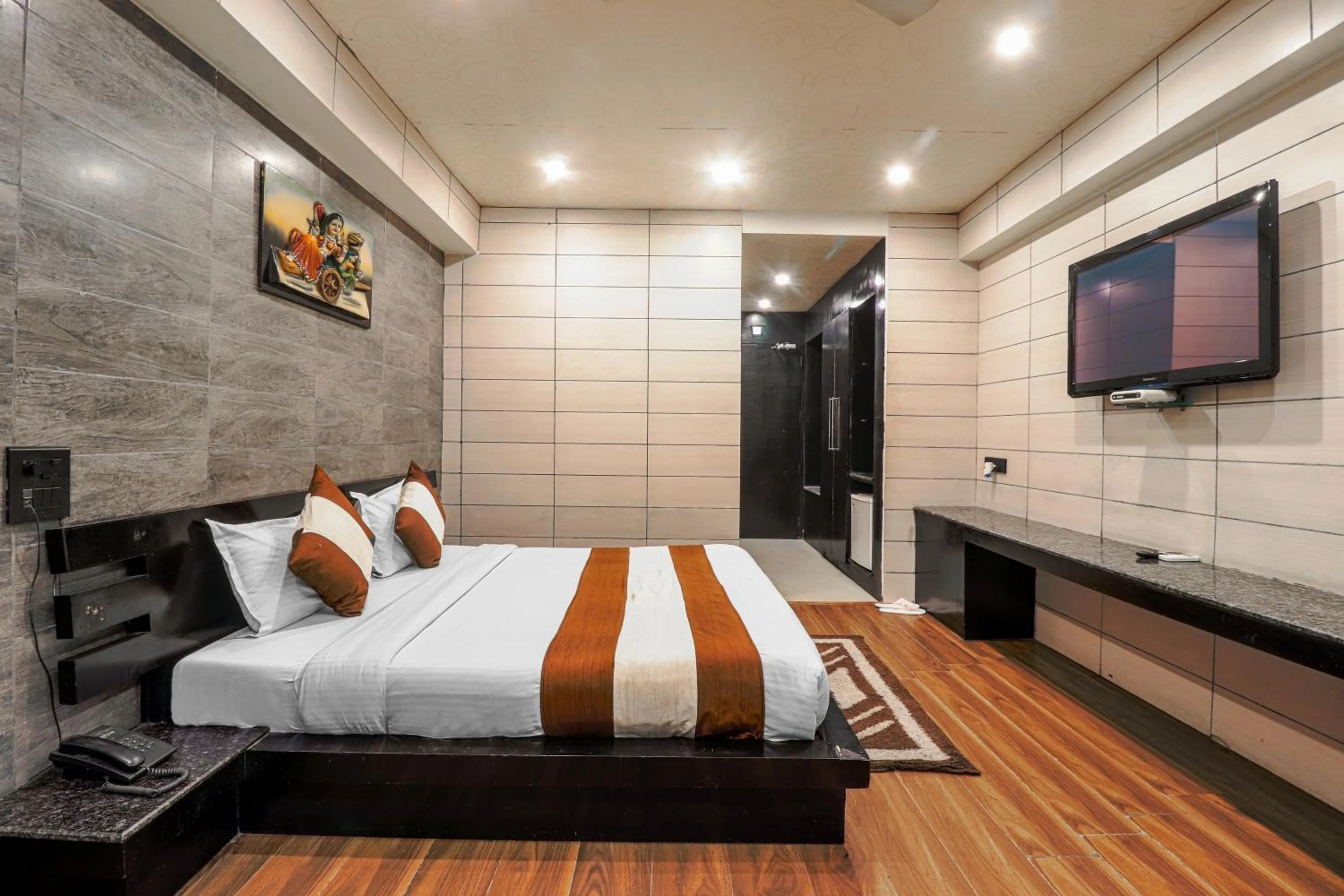 Bed in Oaktel Hotel Grand Shiva Near Ganga Ghat