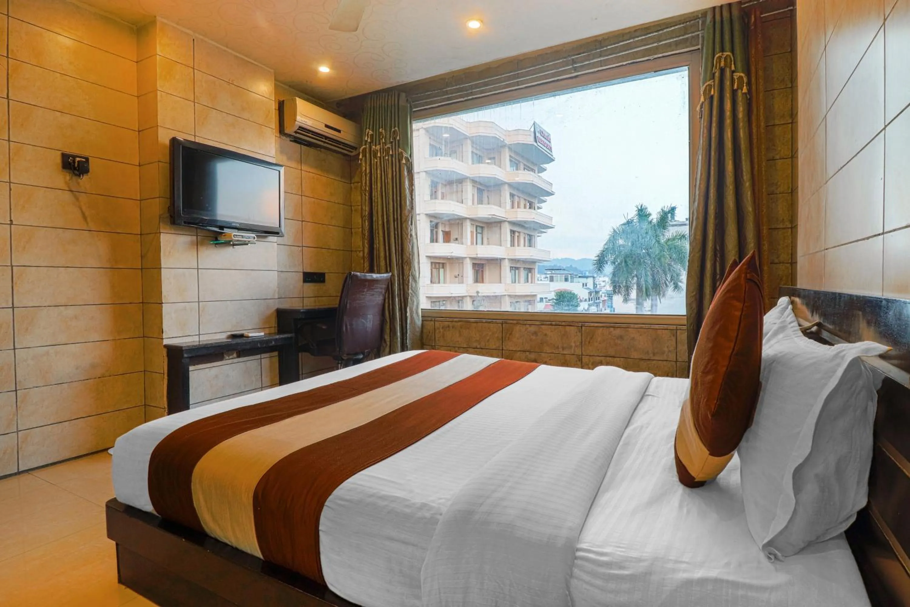 Bed in Oaktel Hotel Grand Shiva Near Ganga Ghat