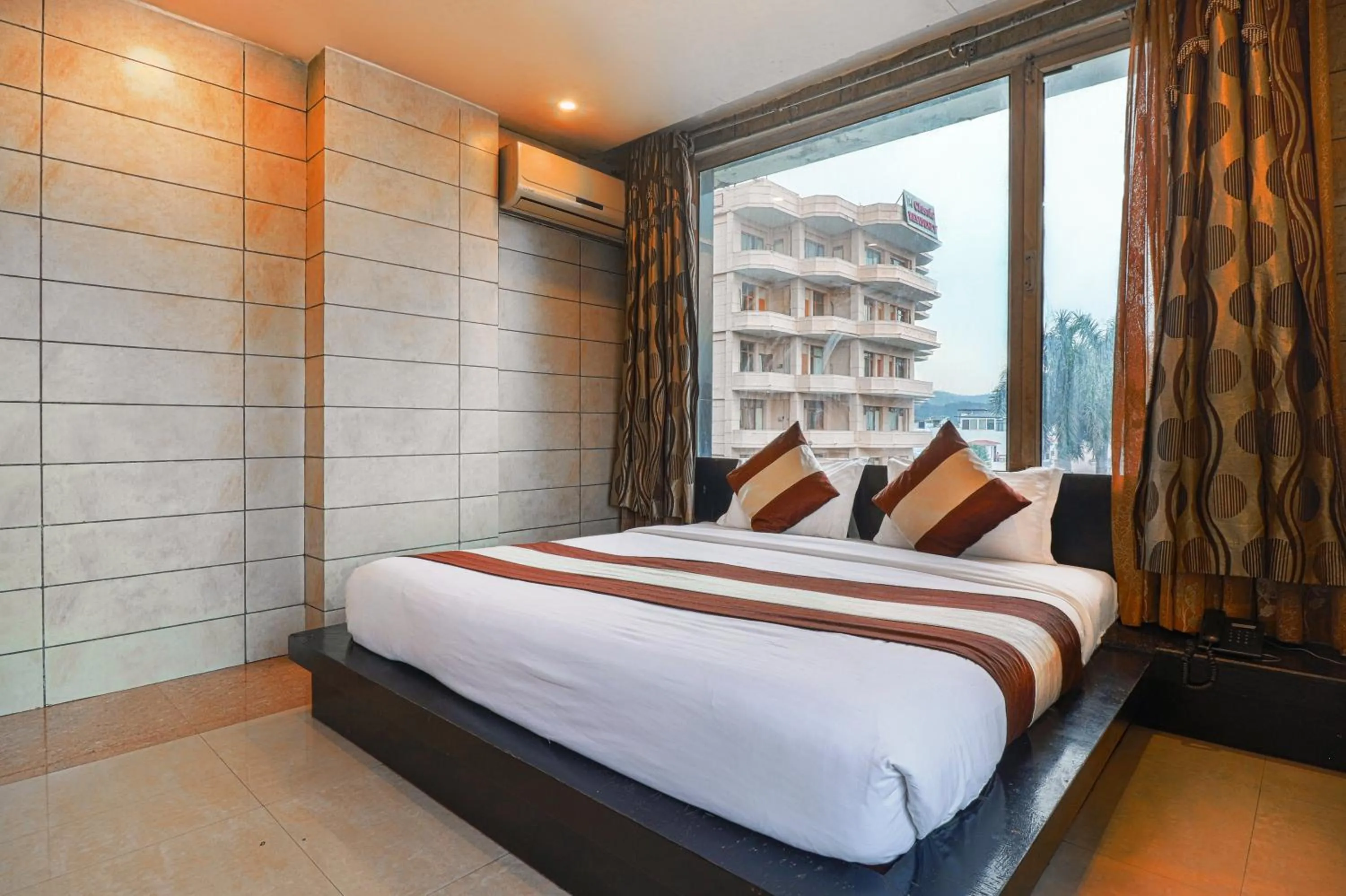 Bed in Oaktel Hotel Grand Shiva Near Ganga Ghat