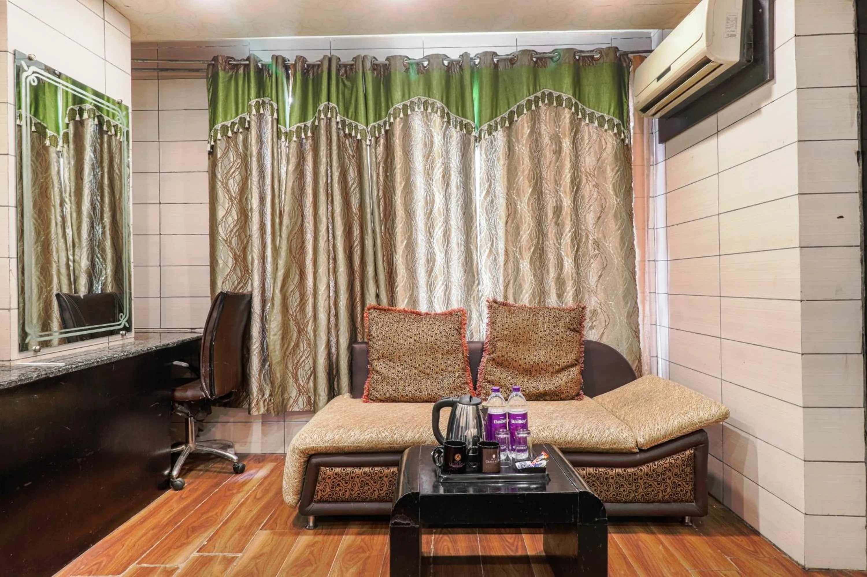 Living room in Oaktel Hotel Grand Shiva Near Ganga Ghat