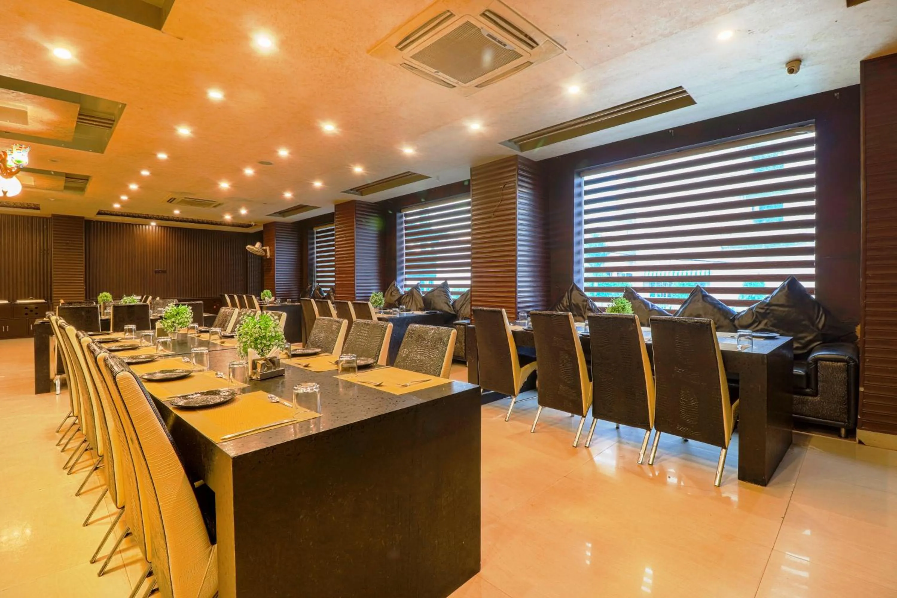 Restaurant/places to eat in Oaktel Hotel Grand Shiva Near Ganga Ghat