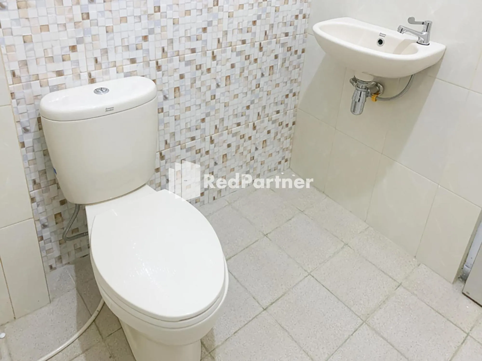 Bathroom in RedDoorz Syariah At Hotel Nuri Indah Dongkelan Yogyakarta