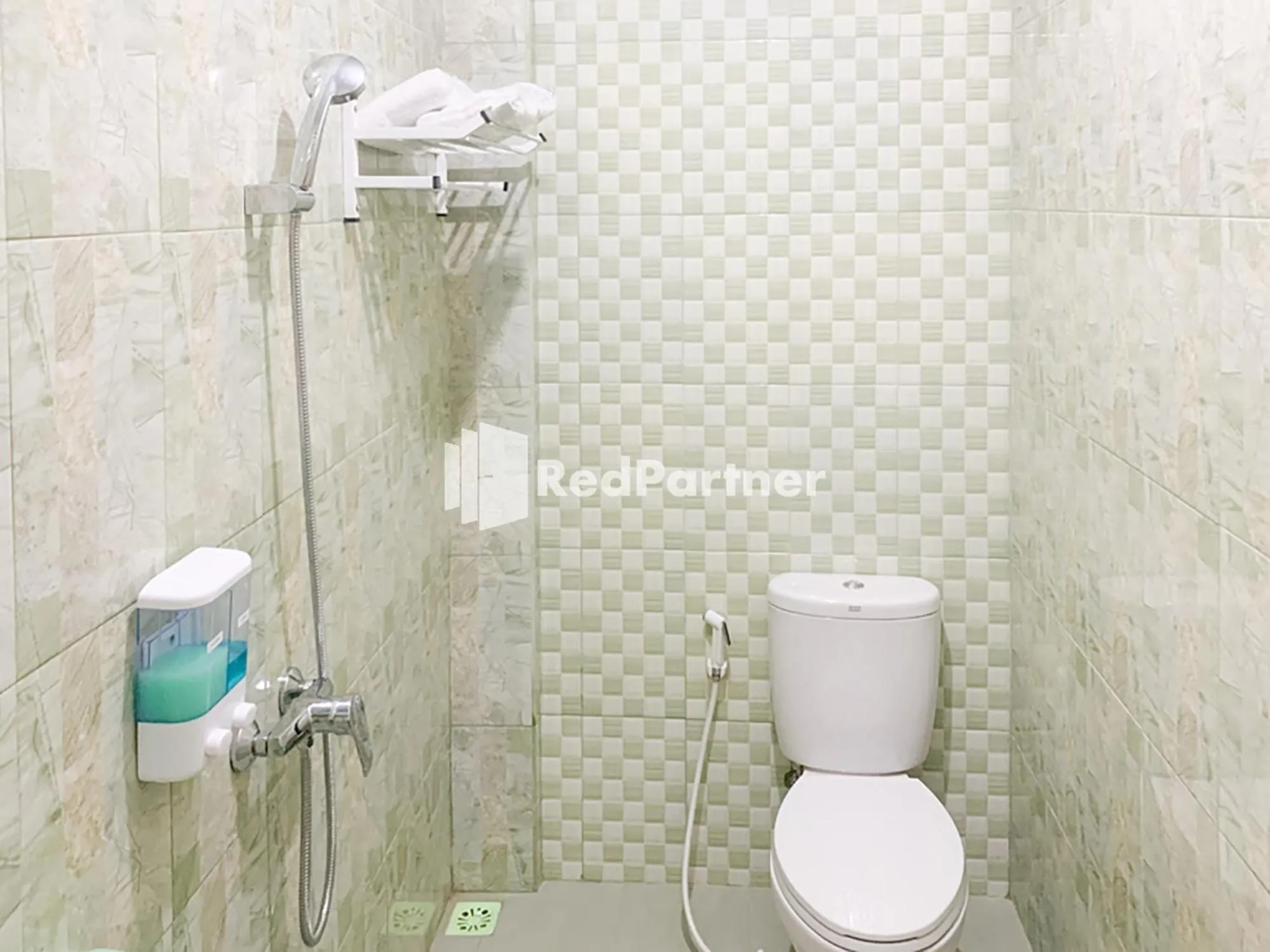 Bathroom in RedDoorz Syariah At Hotel Nuri Indah Dongkelan Yogyakarta