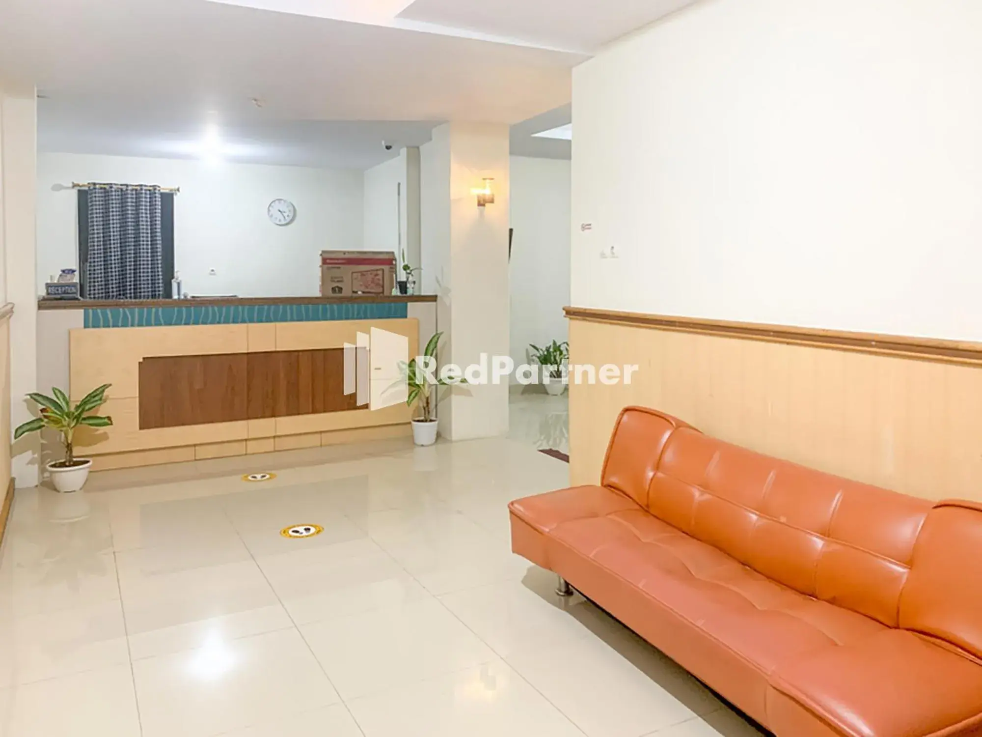 Lobby or reception in RedDoorz Syariah At Hotel Nuri Indah Dongkelan Yogyakarta Lobby or reception in RedDoorz Syariah At Hotel Nuri Indah Dongkelan Yogyakarta