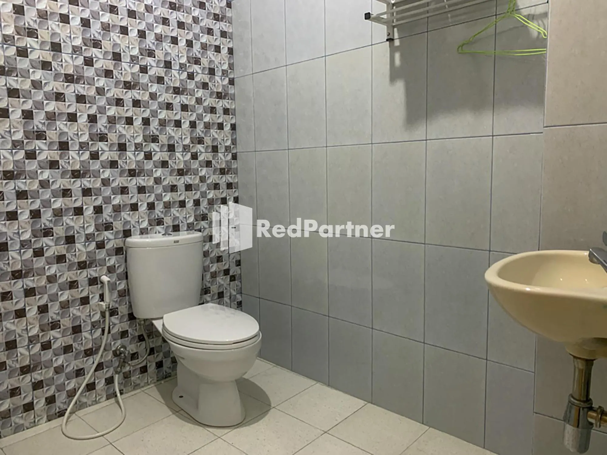 Bathroom in RedDoorz Syariah At Hotel Nuri Indah Dongkelan Yogyakarta